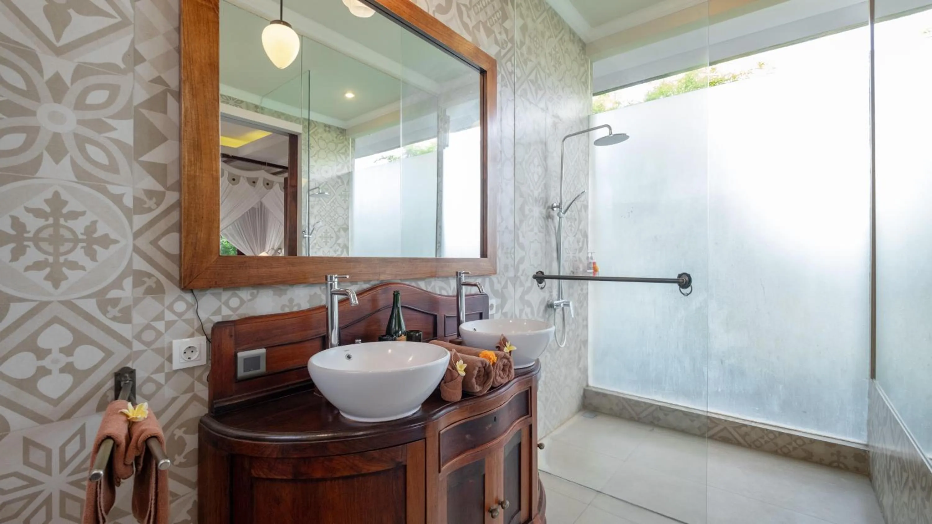 Shower in NicoNico Mansion by Villa Finder