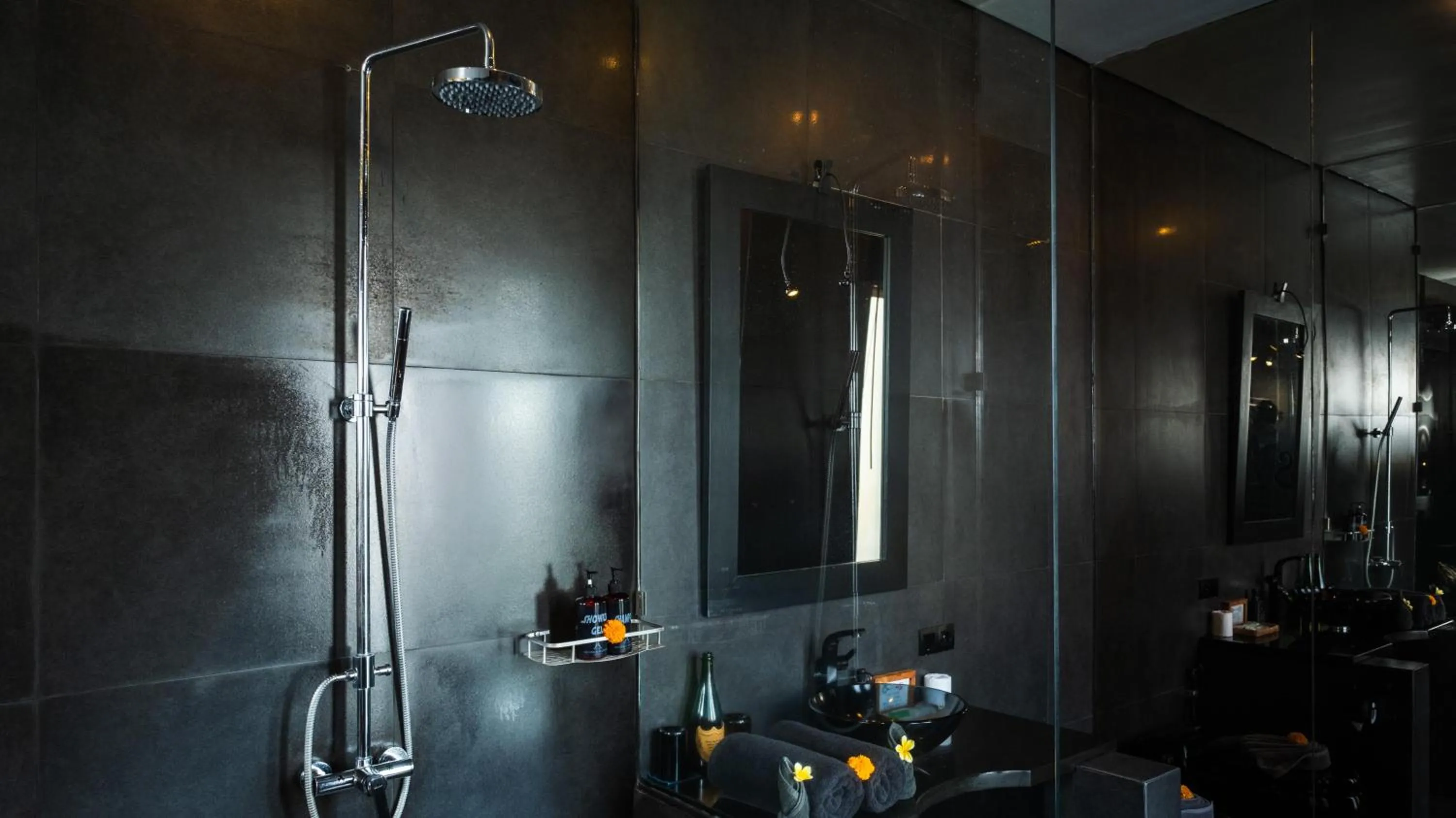 Shower in NicoNico Mansion by Villa Finder