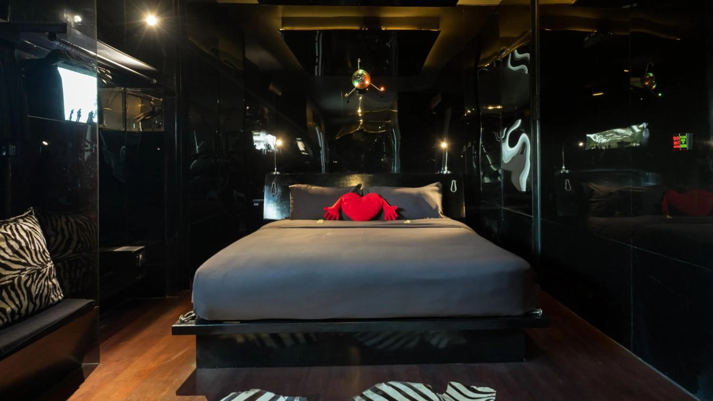 Bed in NicoNico Mansion by Villa Finder
