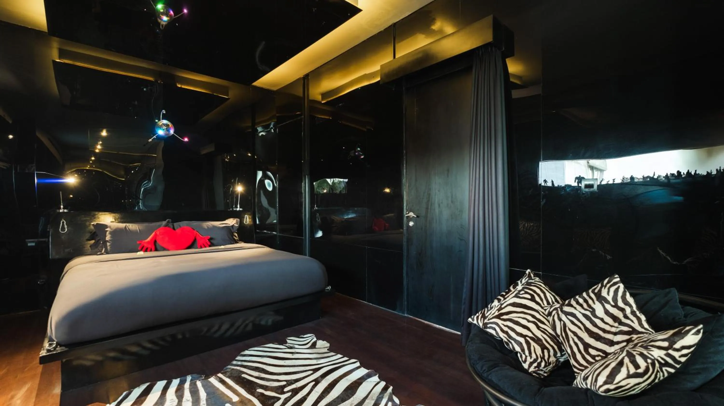 Bed in NicoNico Mansion by Villa Finder