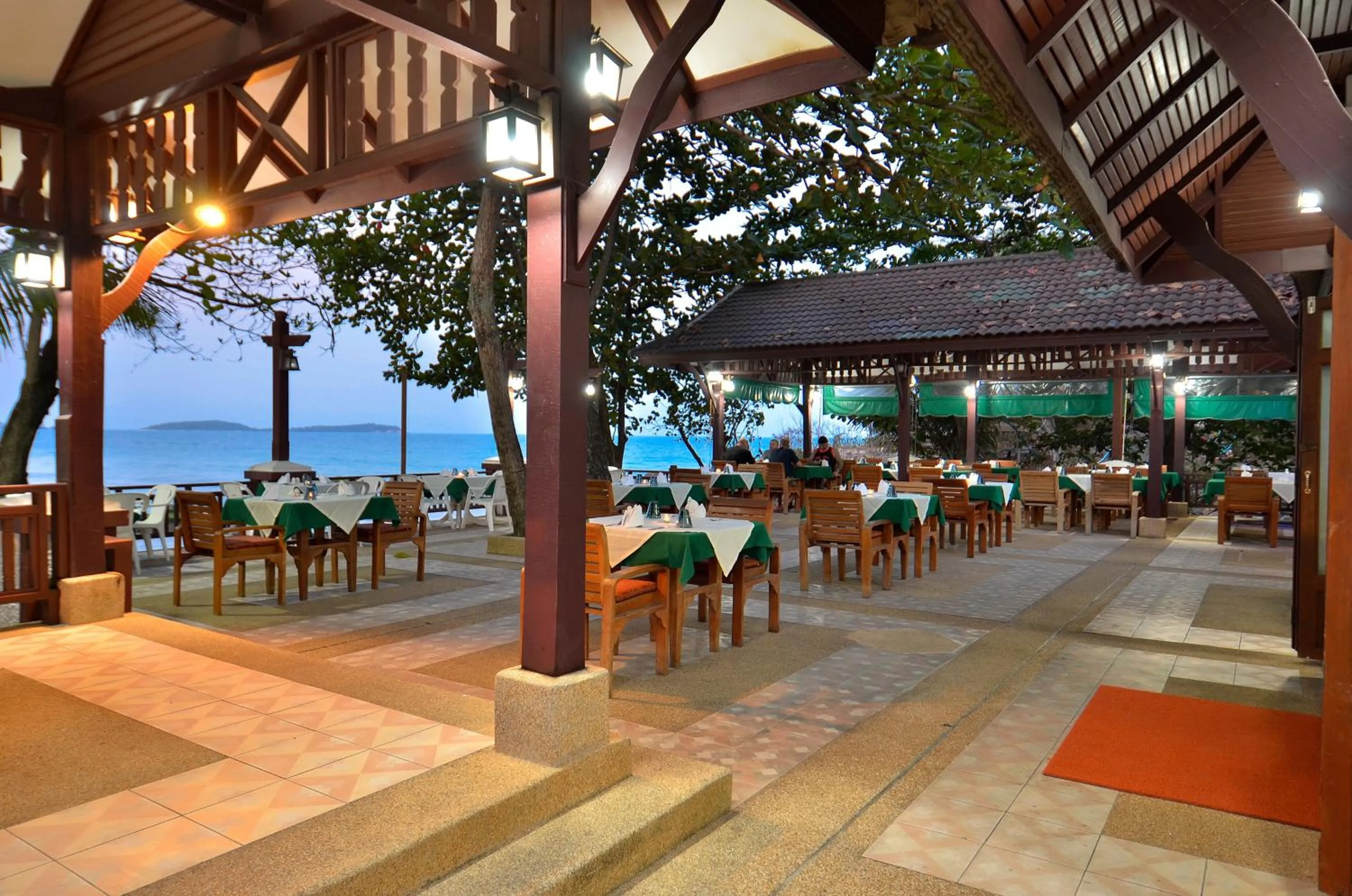 Restaurant/places to eat in First Bungalow Beach Resort