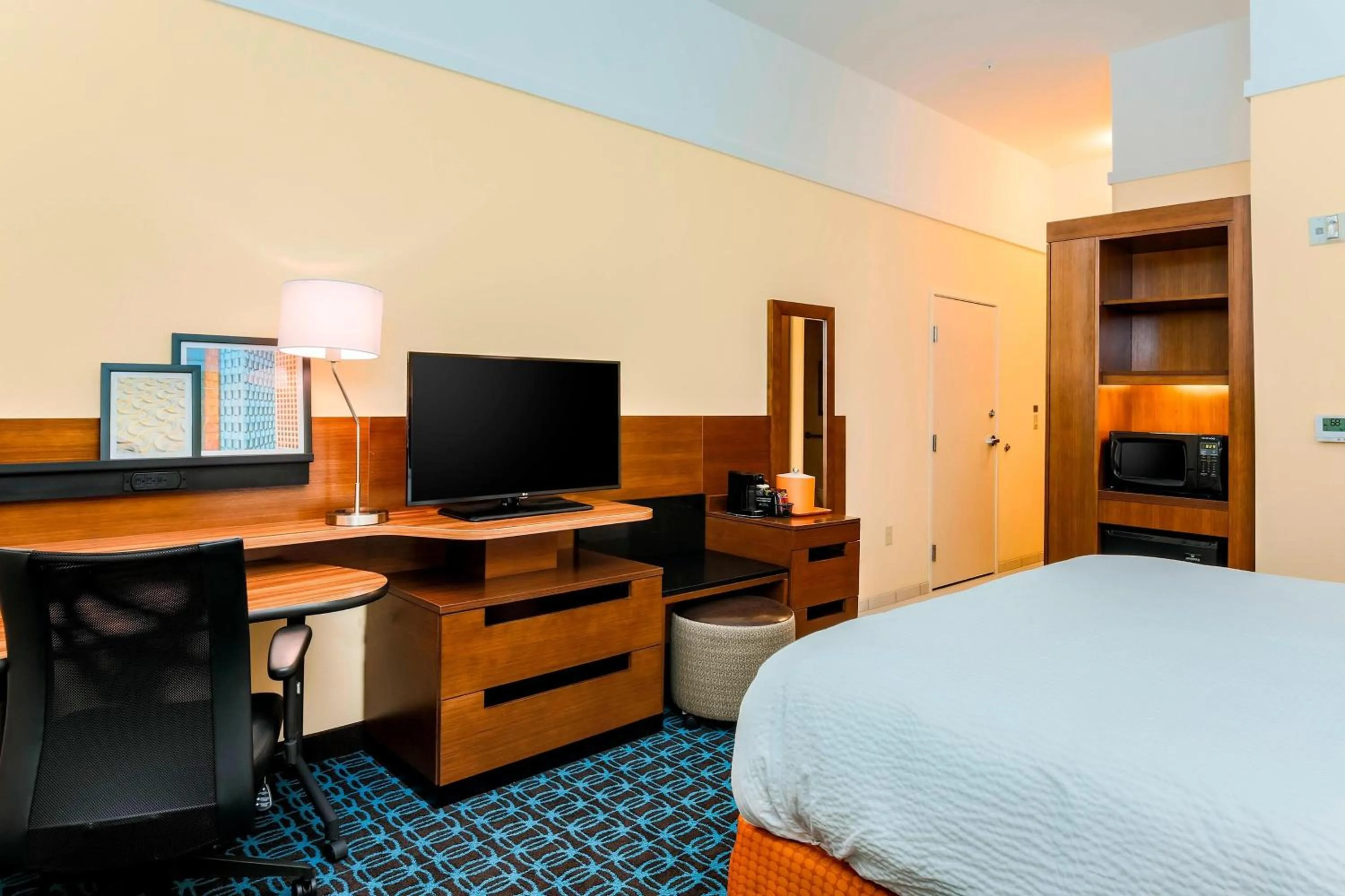 Photo of the whole room, Bed in Fairfield Inn & Suites by Marriott Snyder