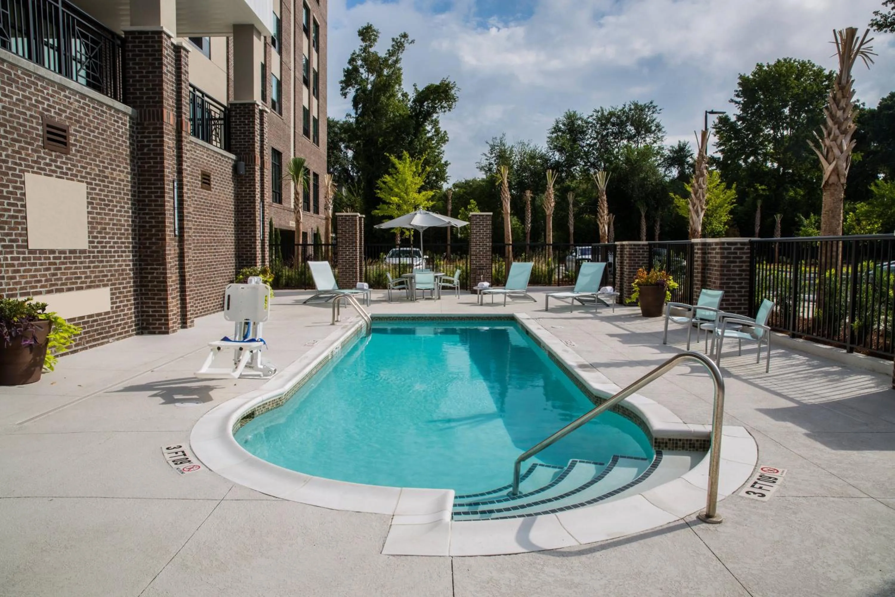 Swimming pool in SpringHill Suites by Marriott Charleston Mount Pleasant