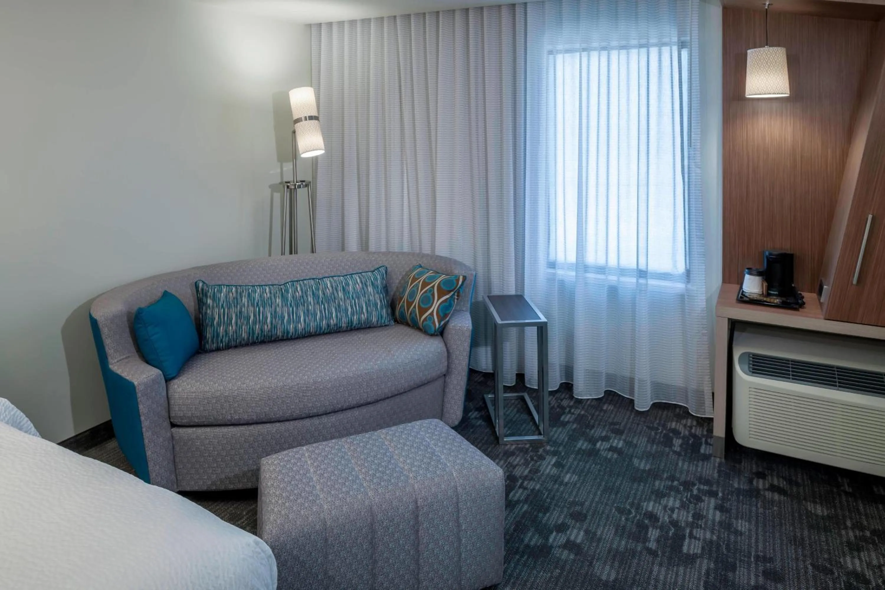 Lounge or bar, Bed in Courtyard by Marriott Fort Worth Alliance Town Center