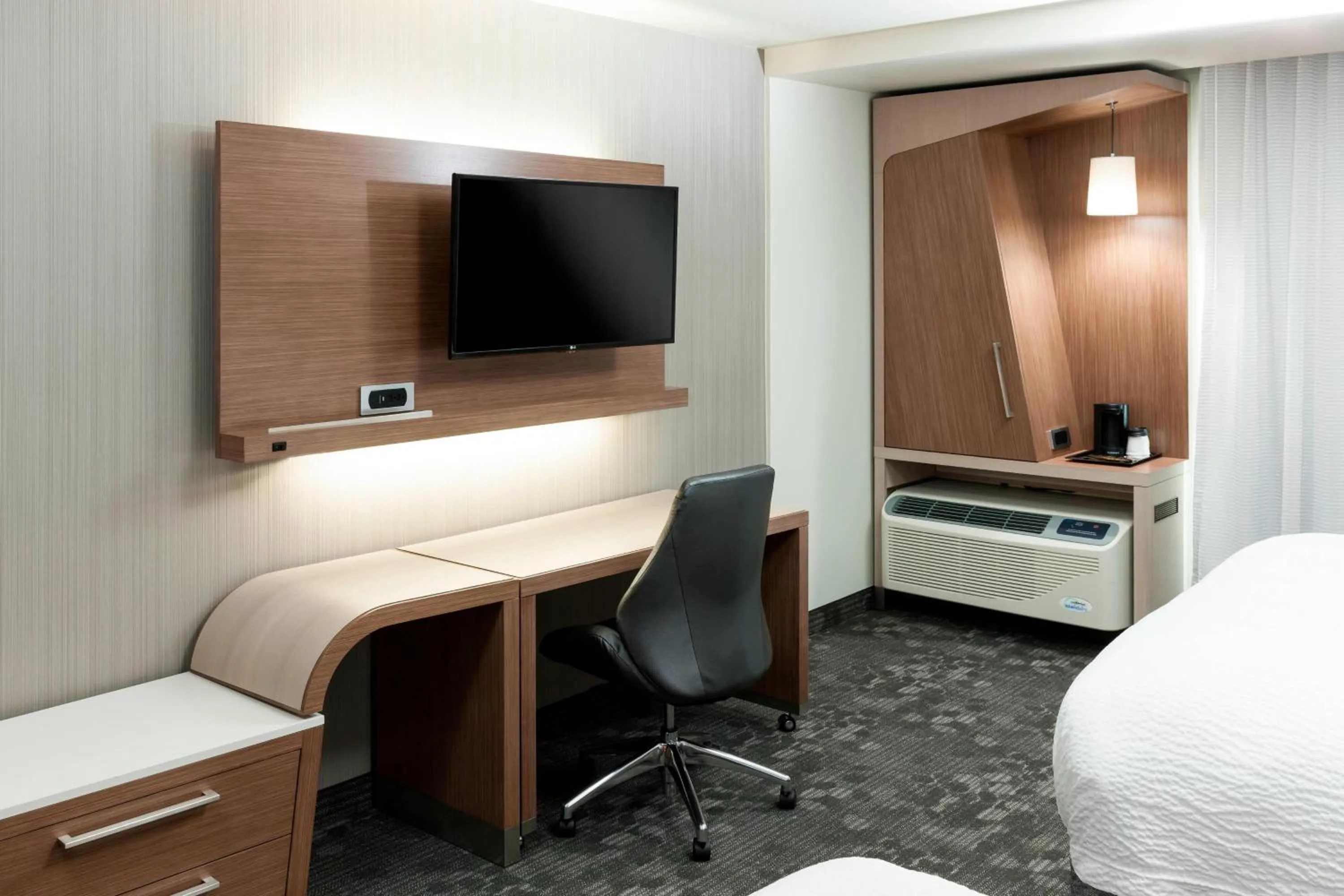 Photo of the whole room, Bed in Courtyard by Marriott Fort Worth Alliance Town Center