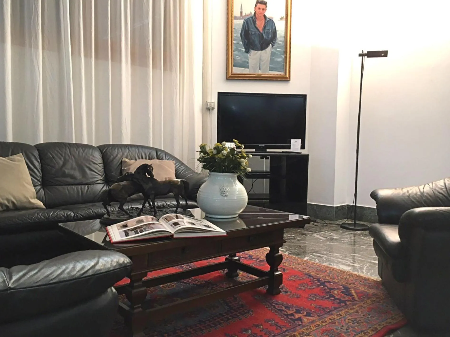 Communal lounge/ TV room in Hotel Minerva