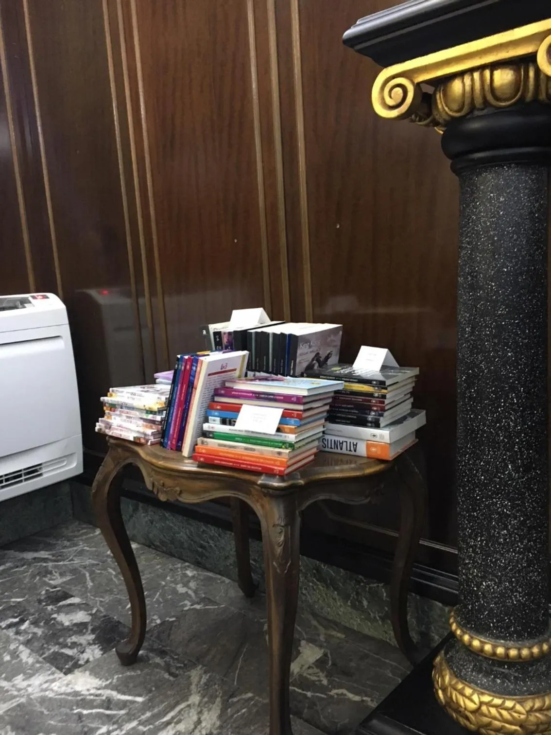 Library in Hotel Minerva