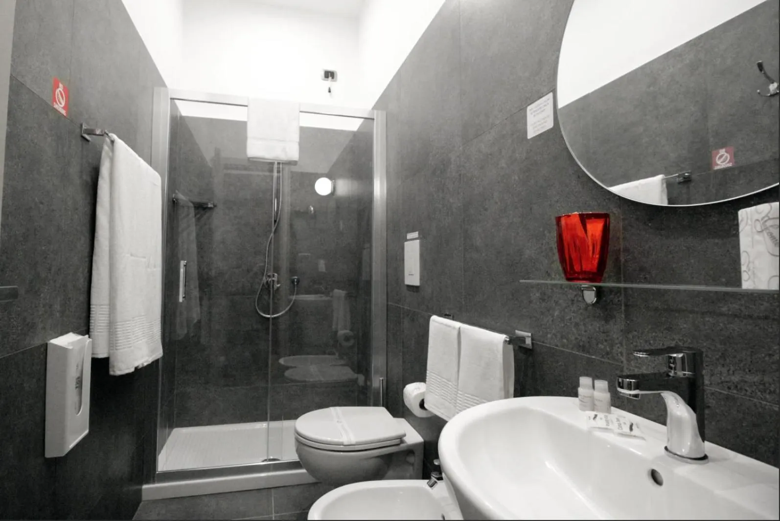 Shower in Piazza Bovio 22