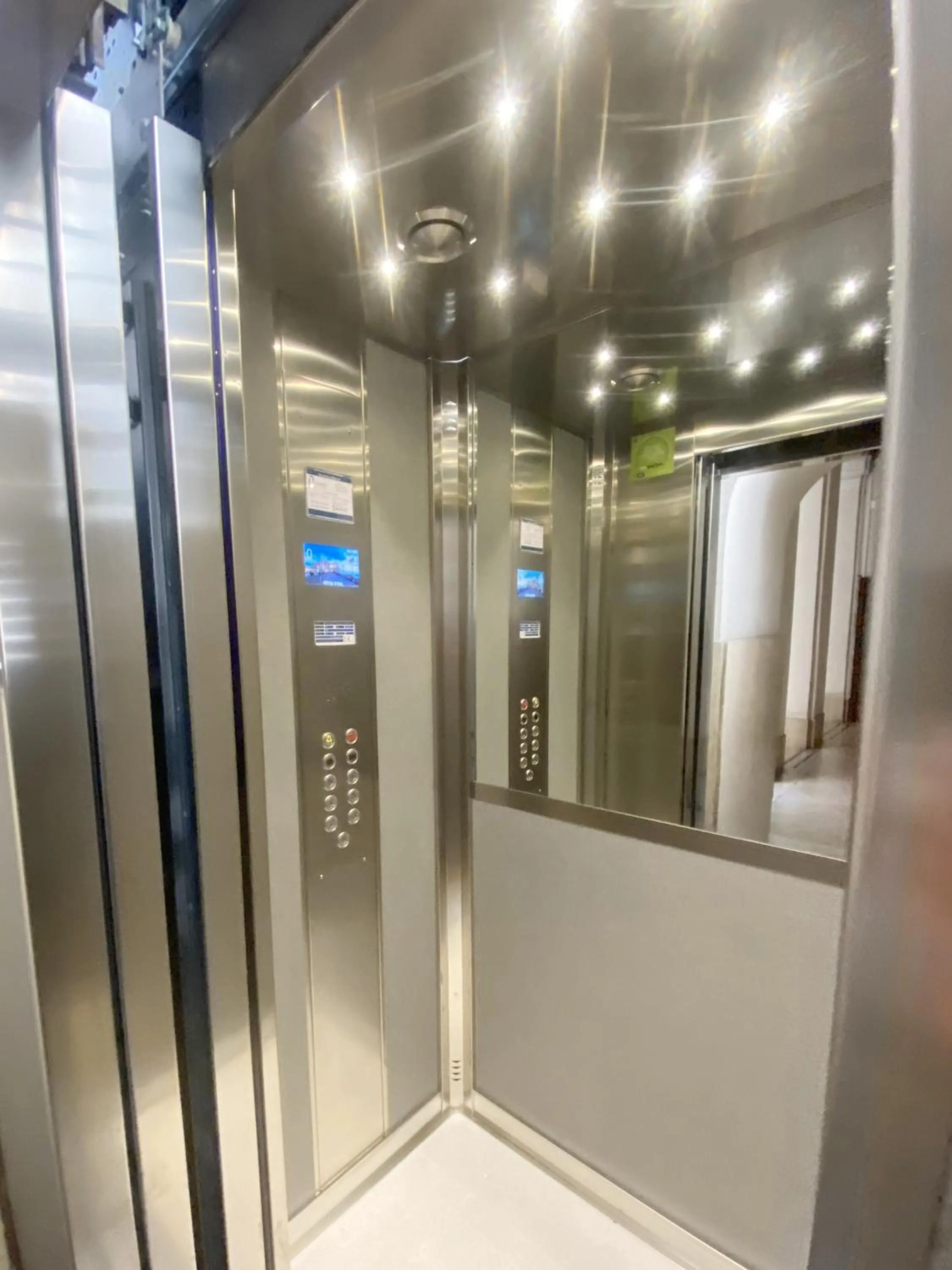 elevator in Piazza Bovio 22