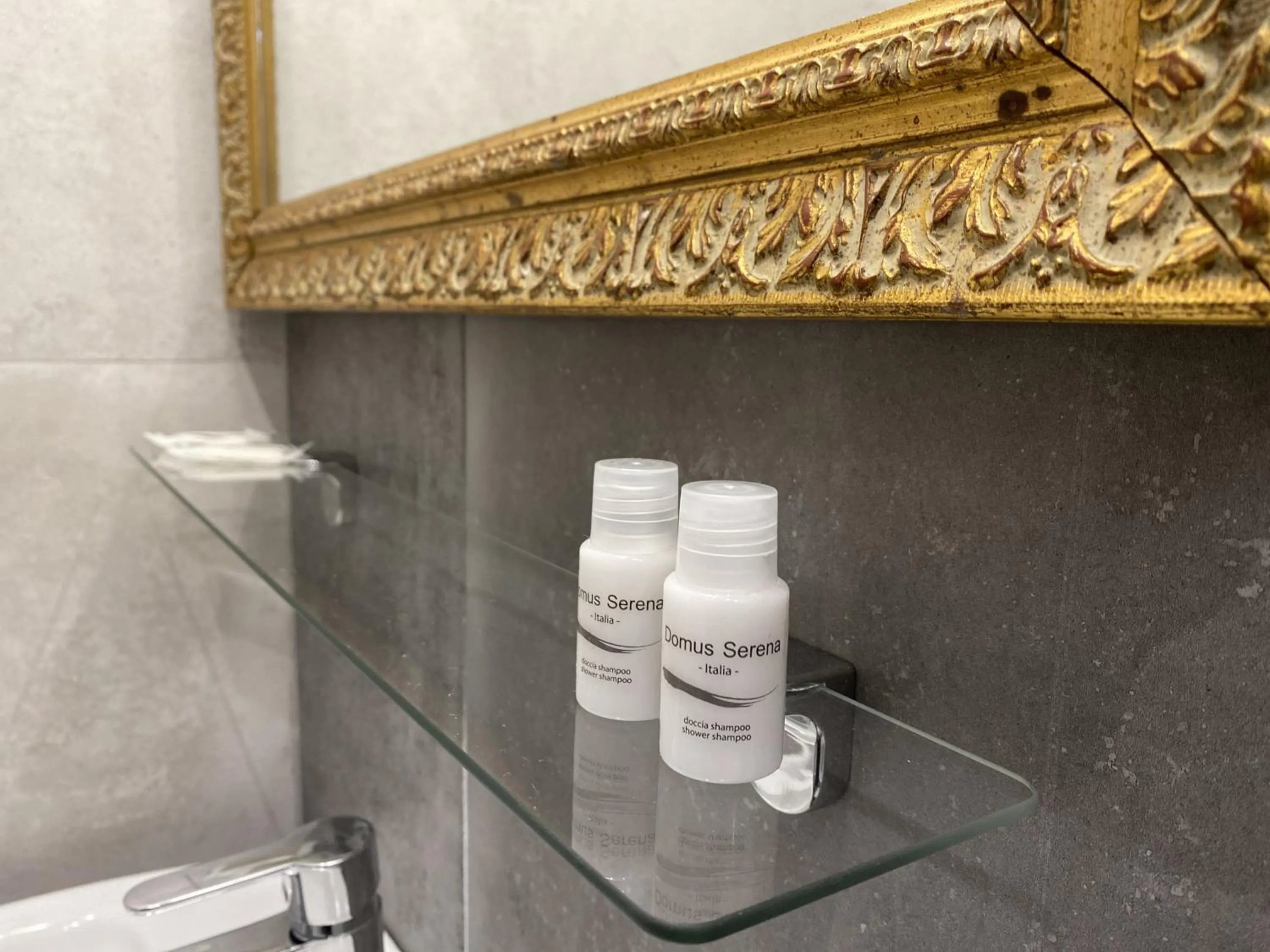 Bathroom in Piazza Bovio 22