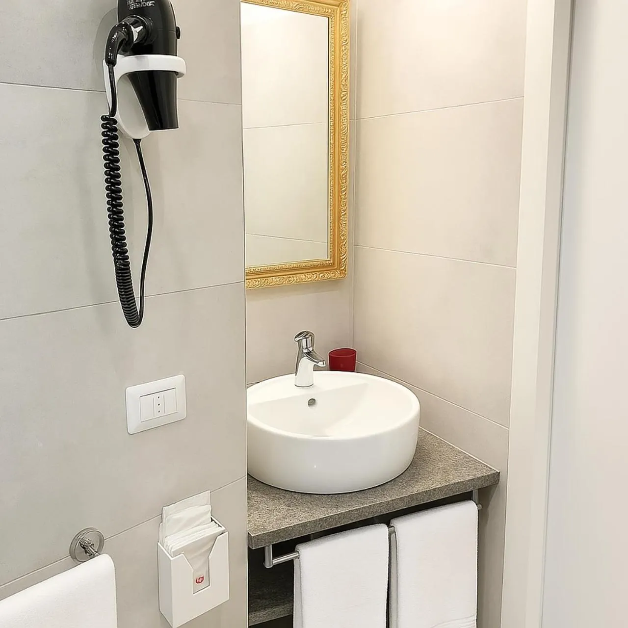 Bathroom in Piazza Bovio 22