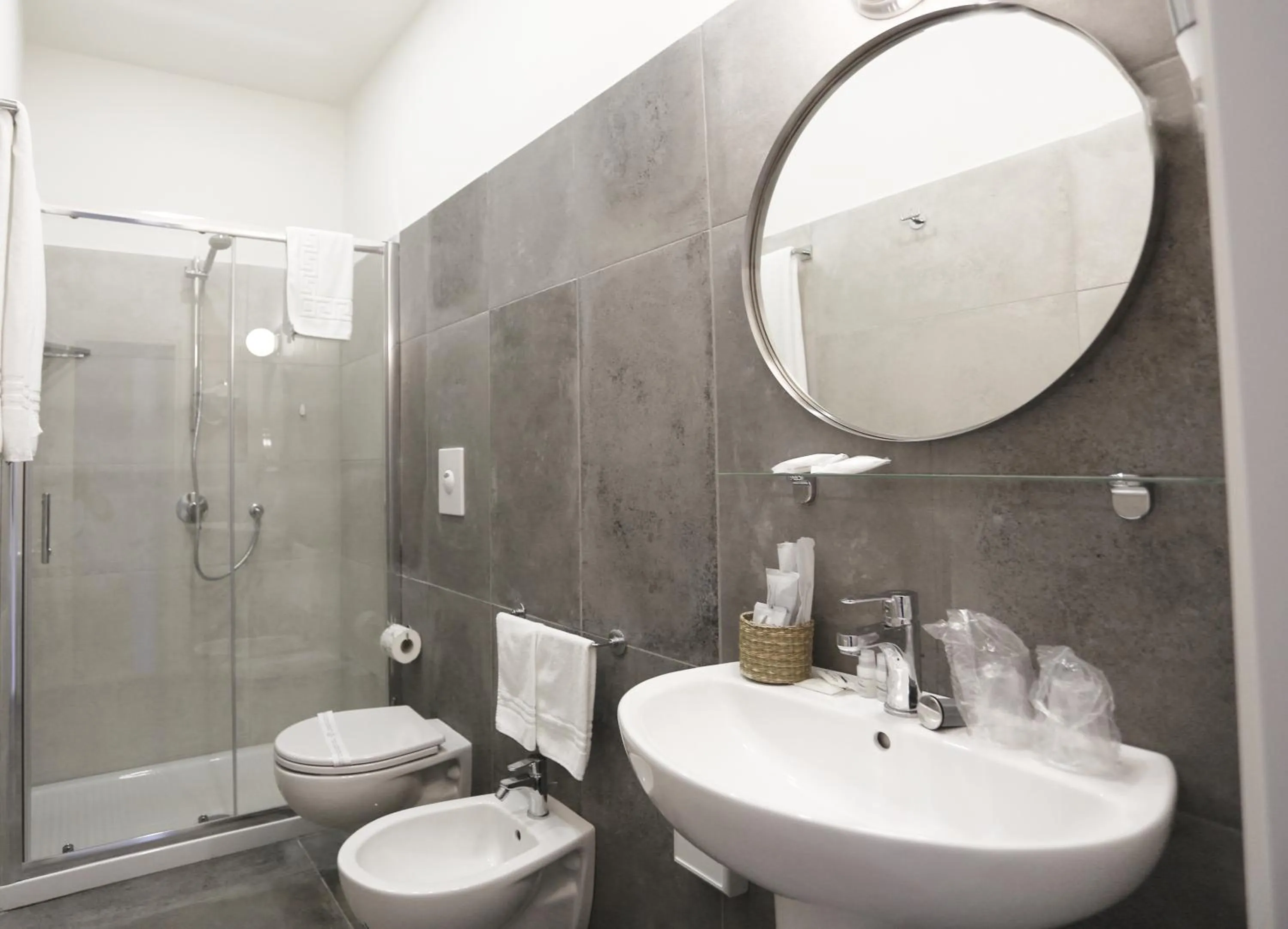 Shower in Piazza Bovio 22