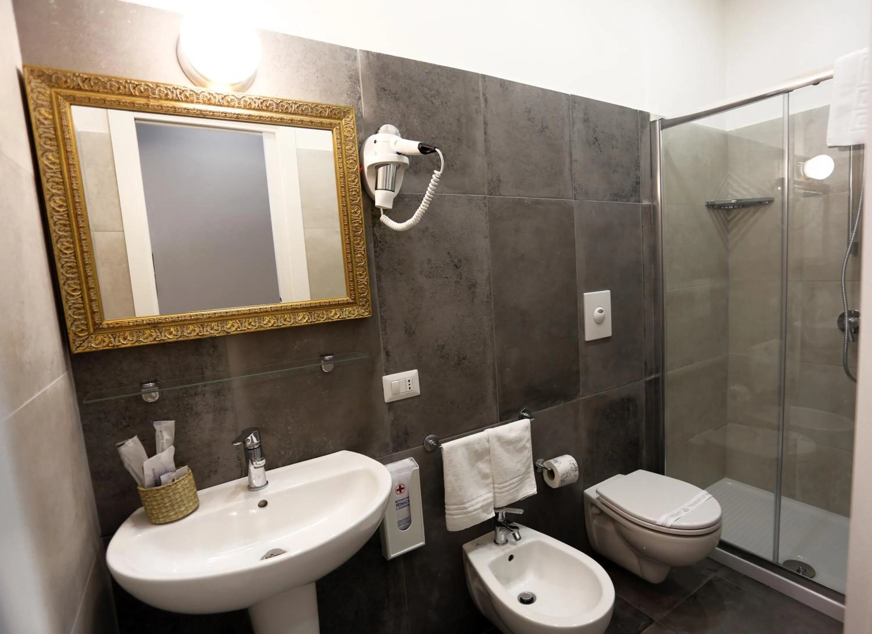 Shower in Piazza Bovio 22