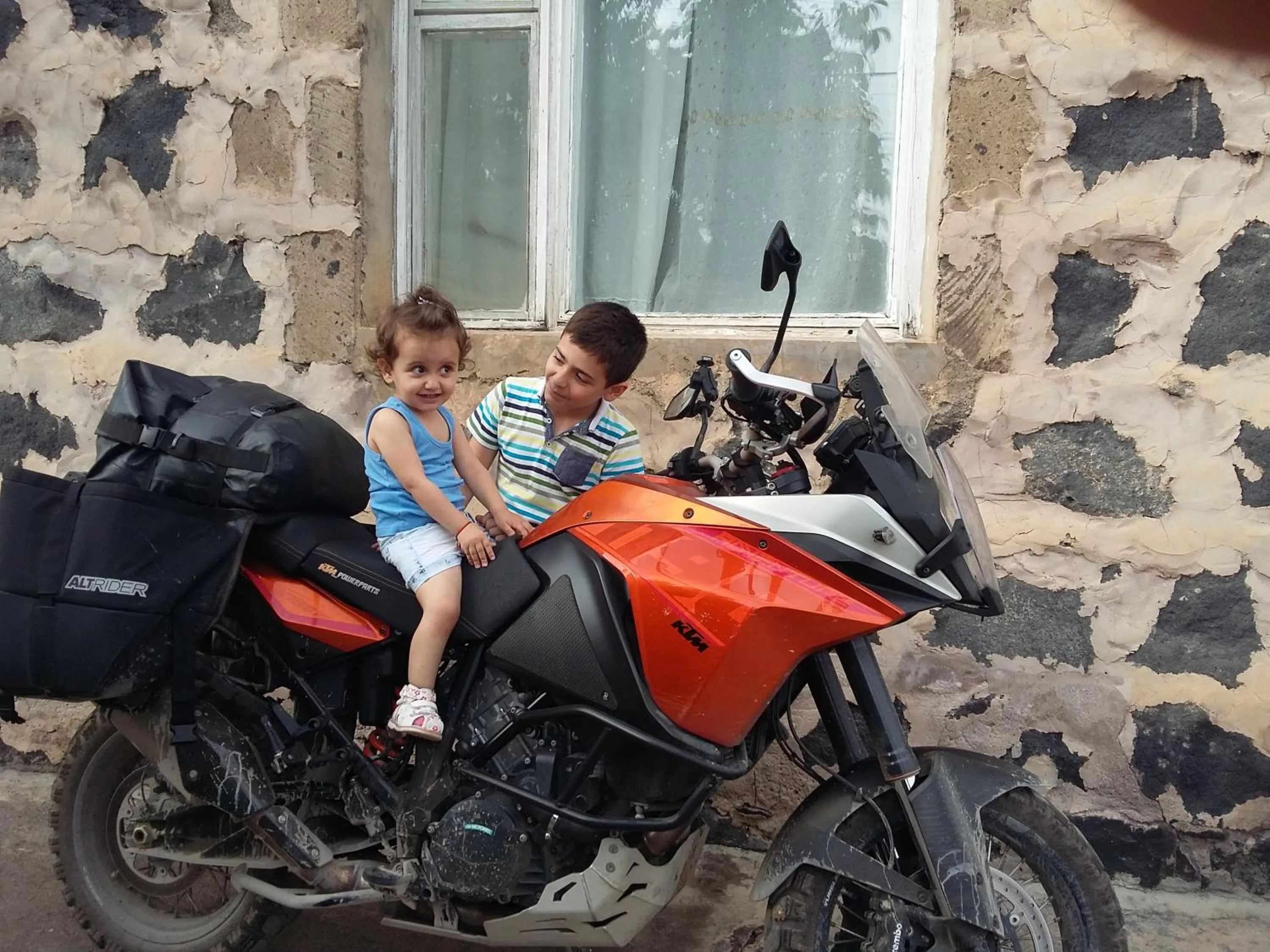 children in Shushan GUEST HOUSE