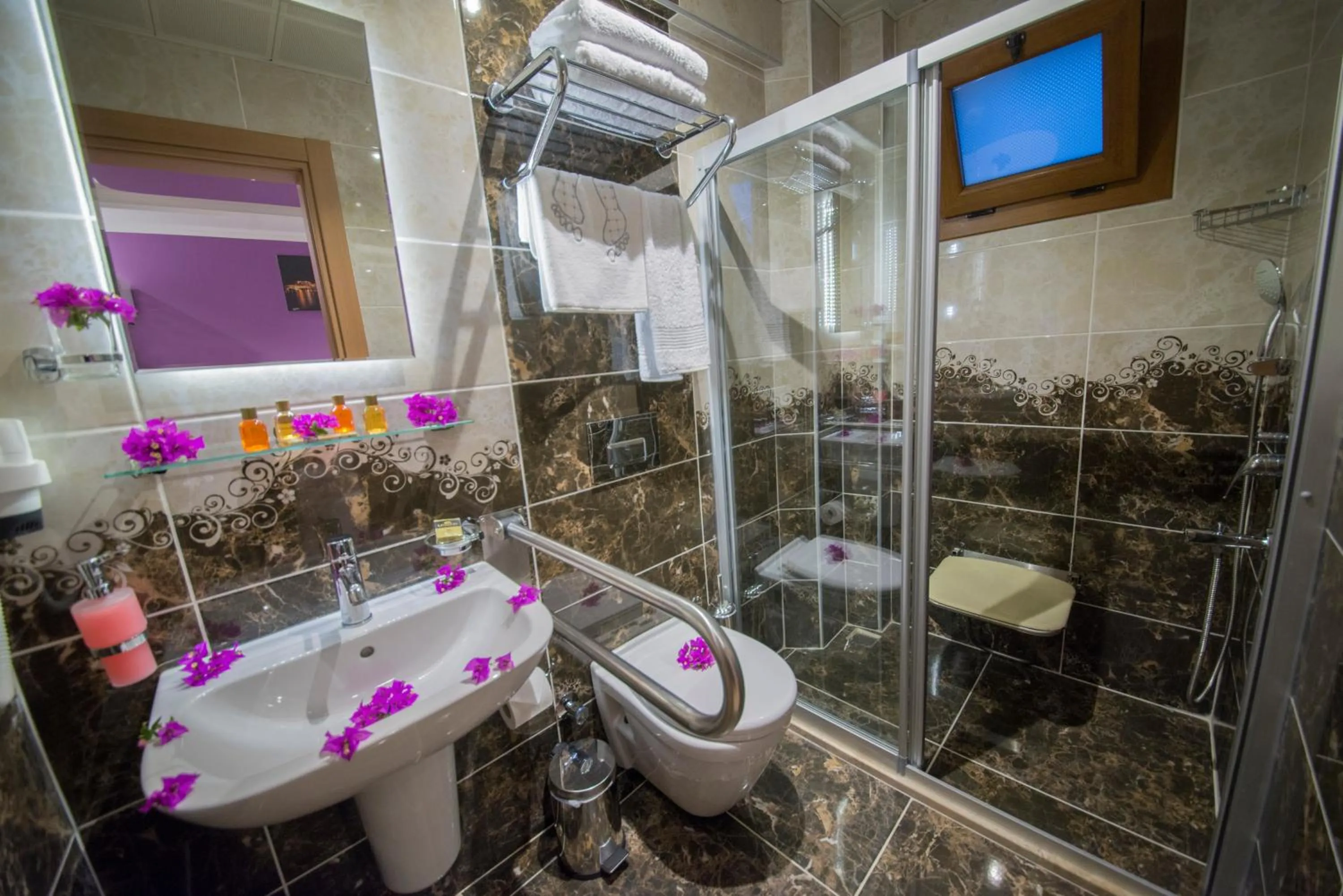 Shower in Kayı Hotel