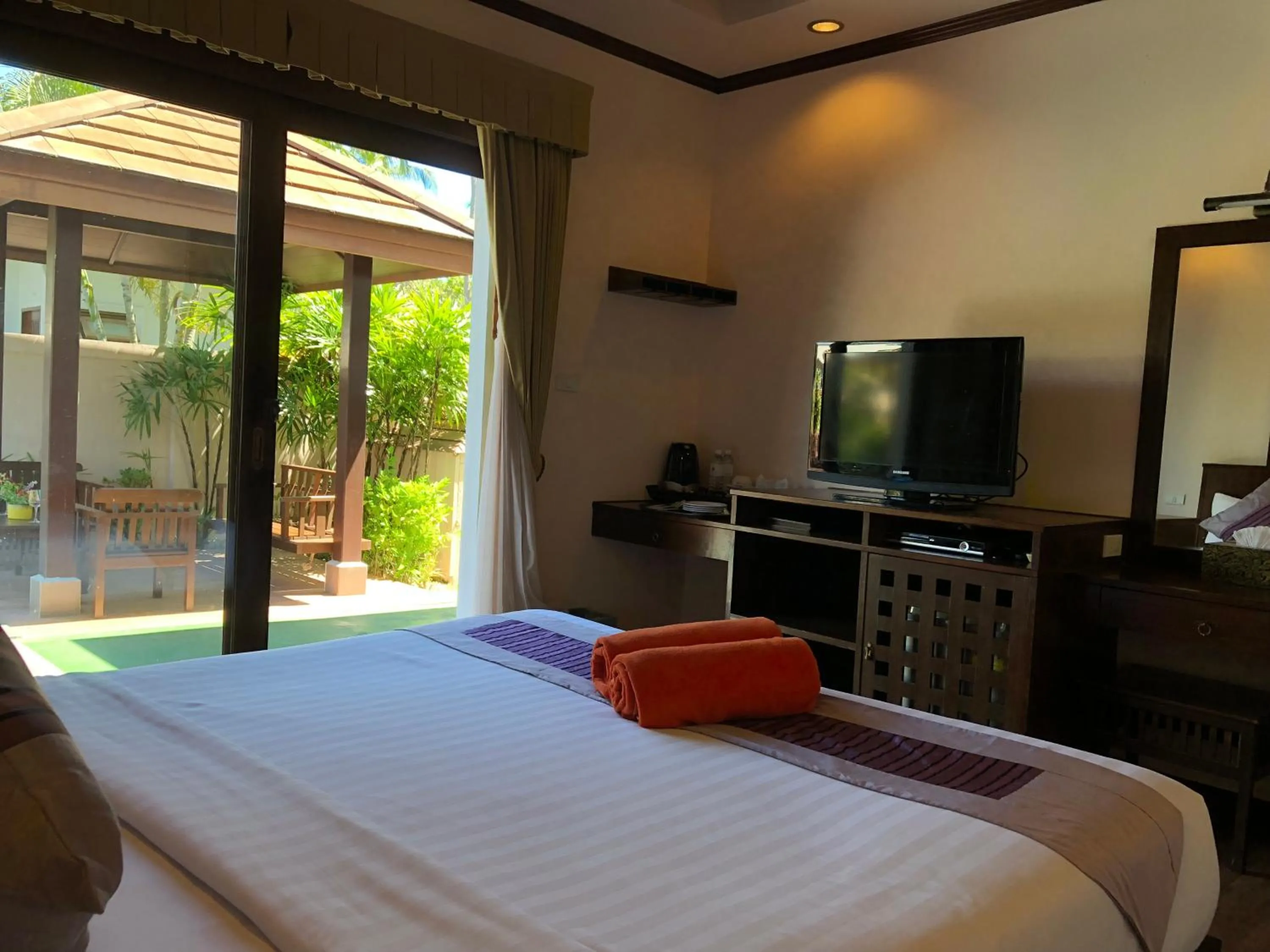 Photo of the whole room, Bed in Kanok Buri Resort