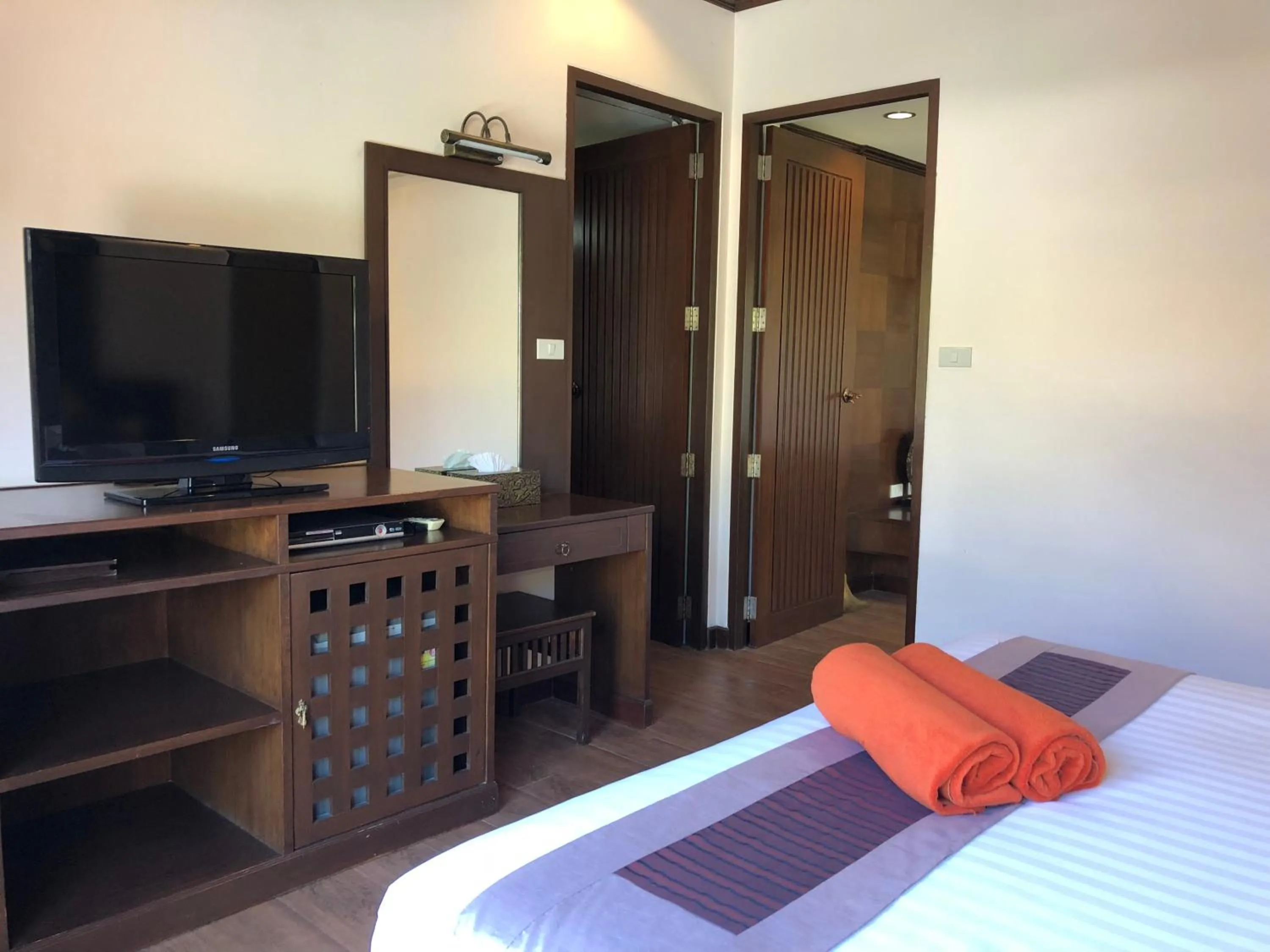 Photo of the whole room, Bed in Kanok Buri Resort