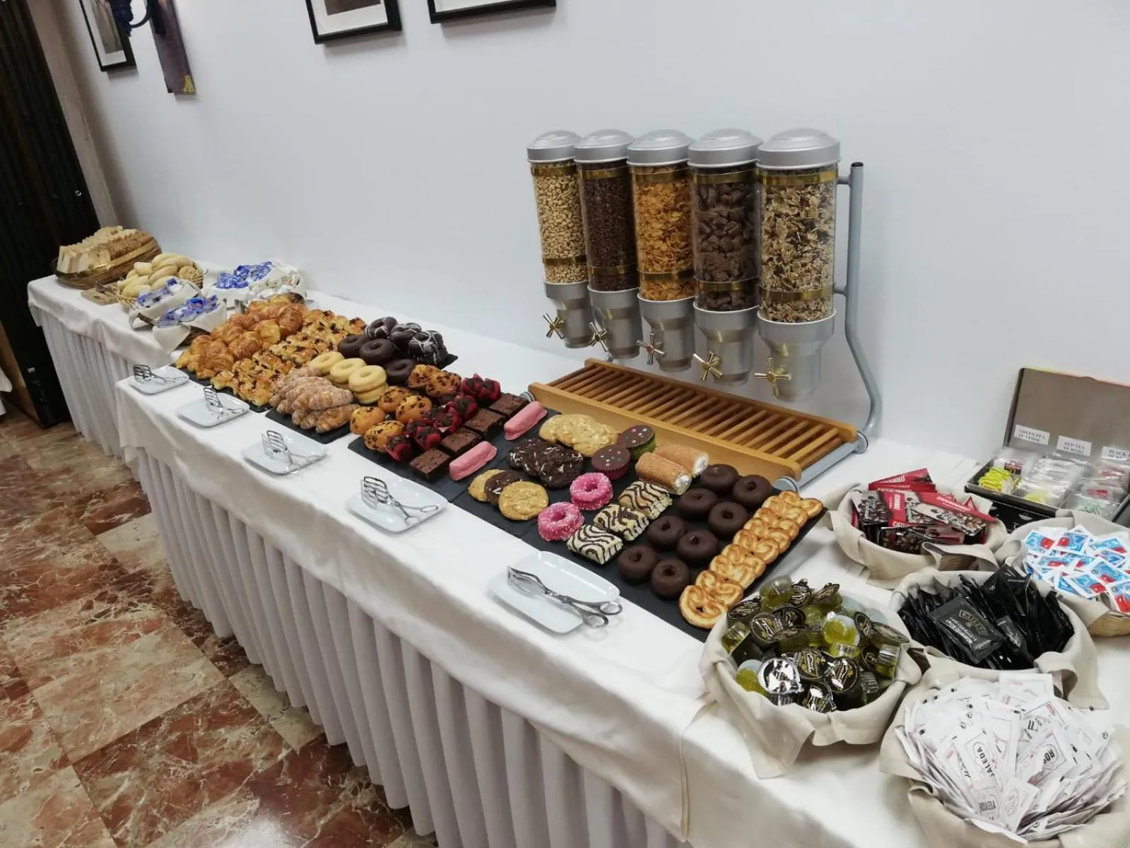 Buffet breakfast in La Cueva Park