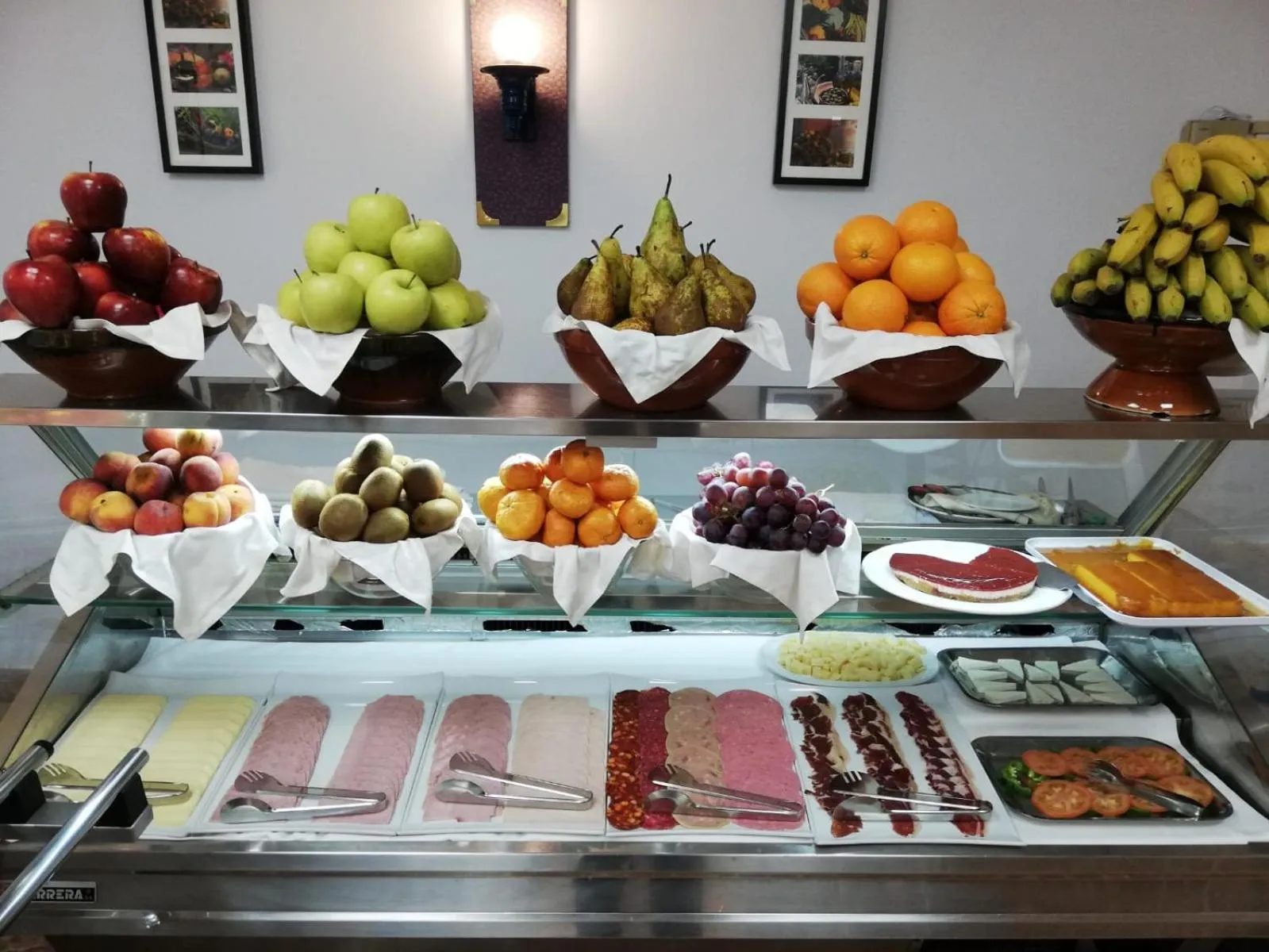 Buffet breakfast in La Cueva Park