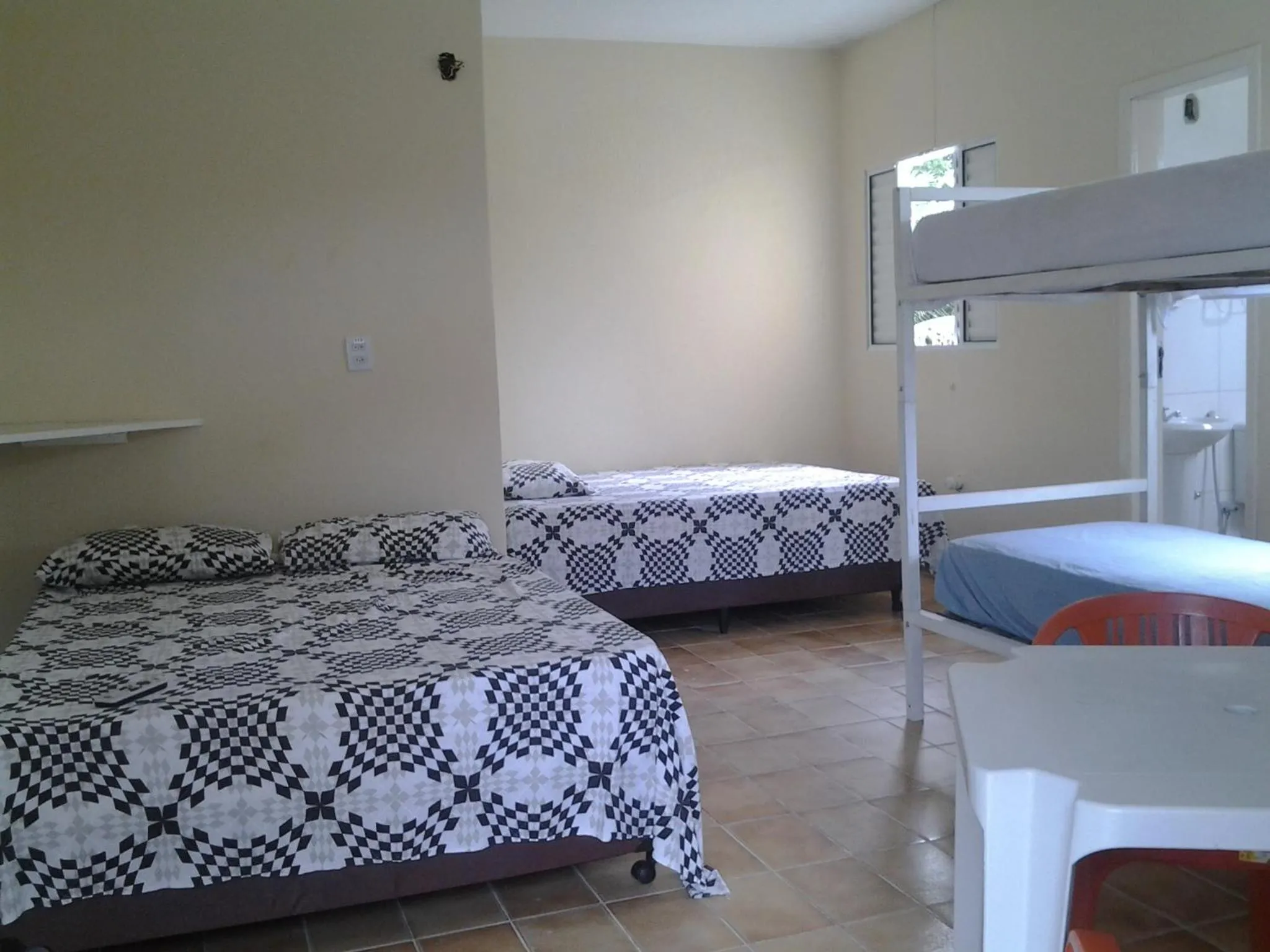 Photo of the whole room, Bed in Suítes Córdoba SP