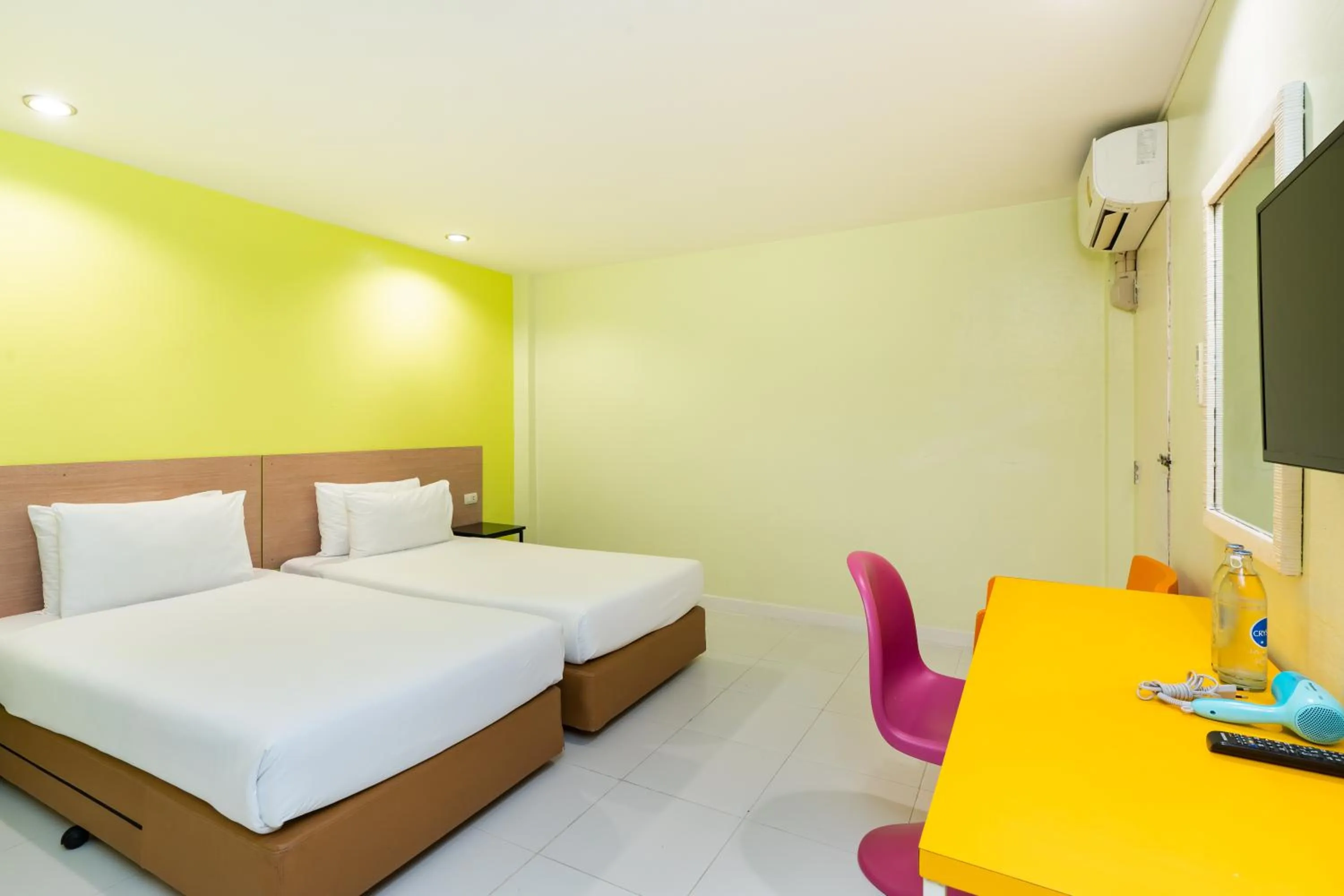 Seating area, Bed in Bella Express