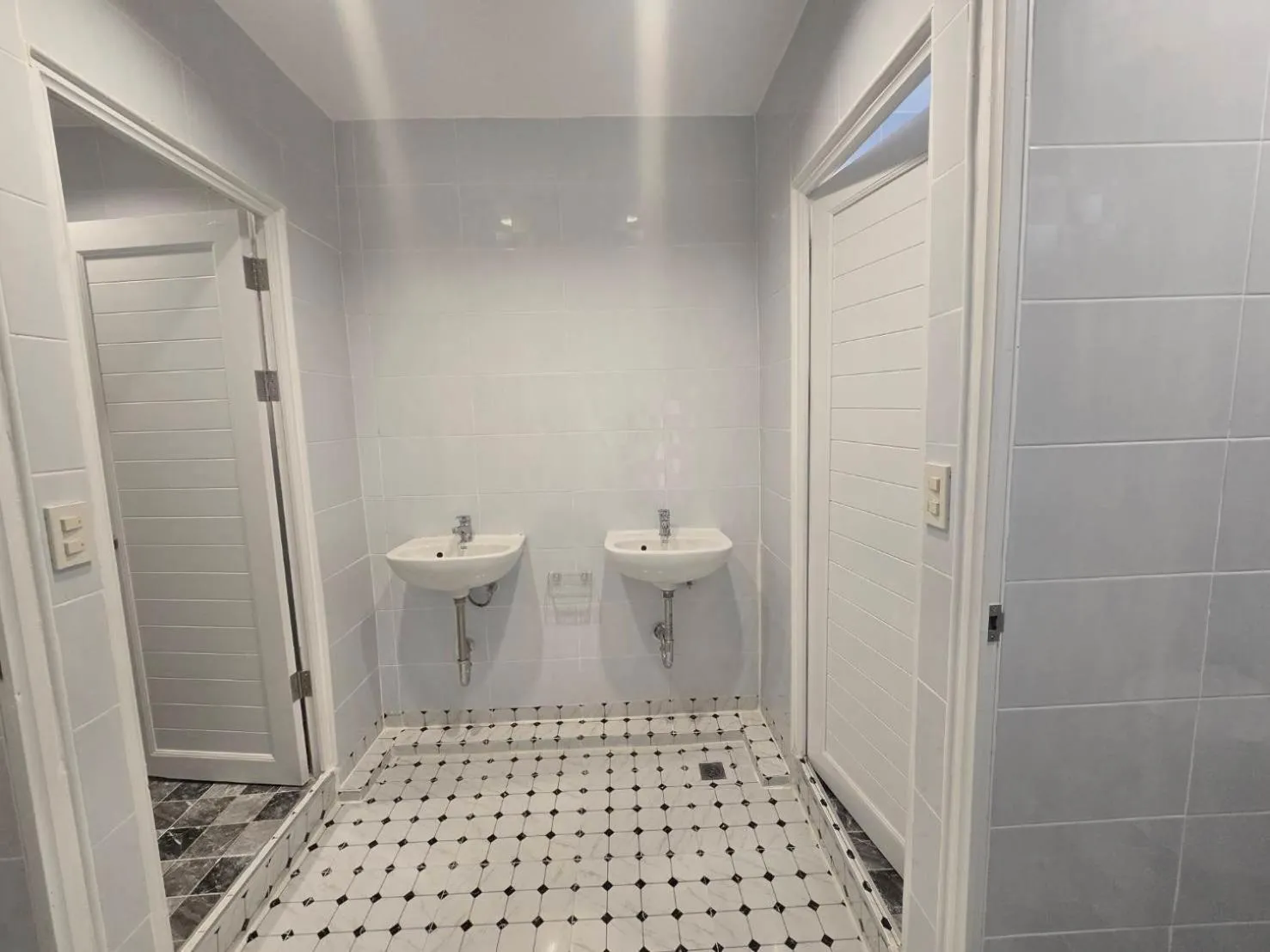 Shower in Bella Express