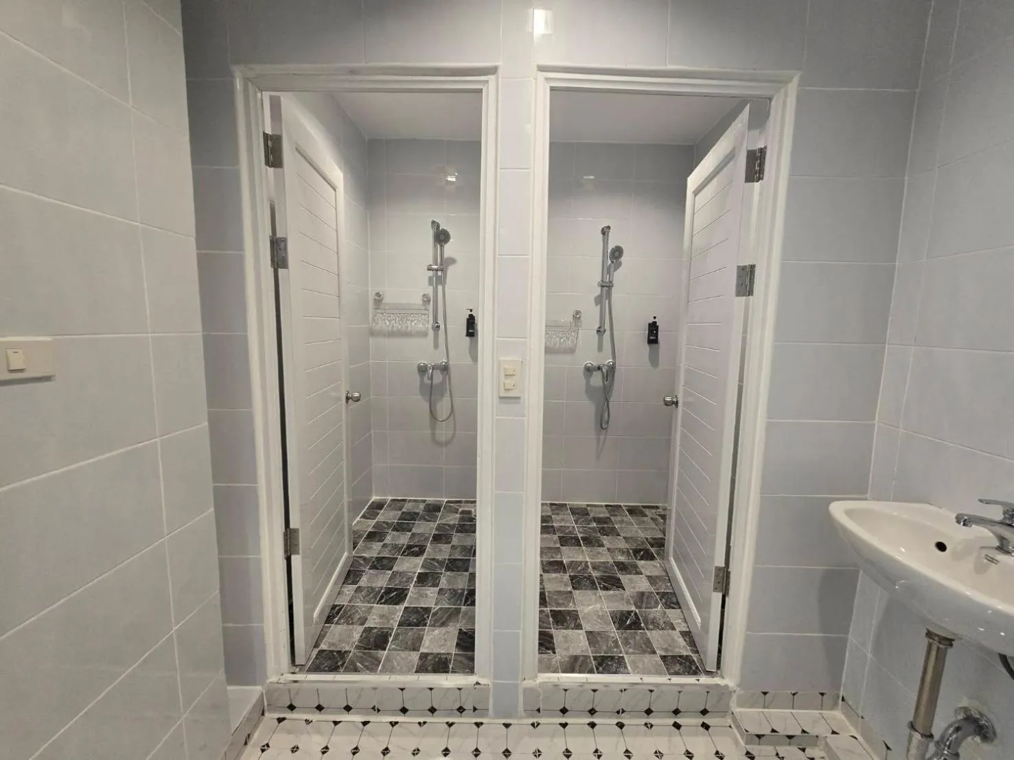 Shower in Bella Express