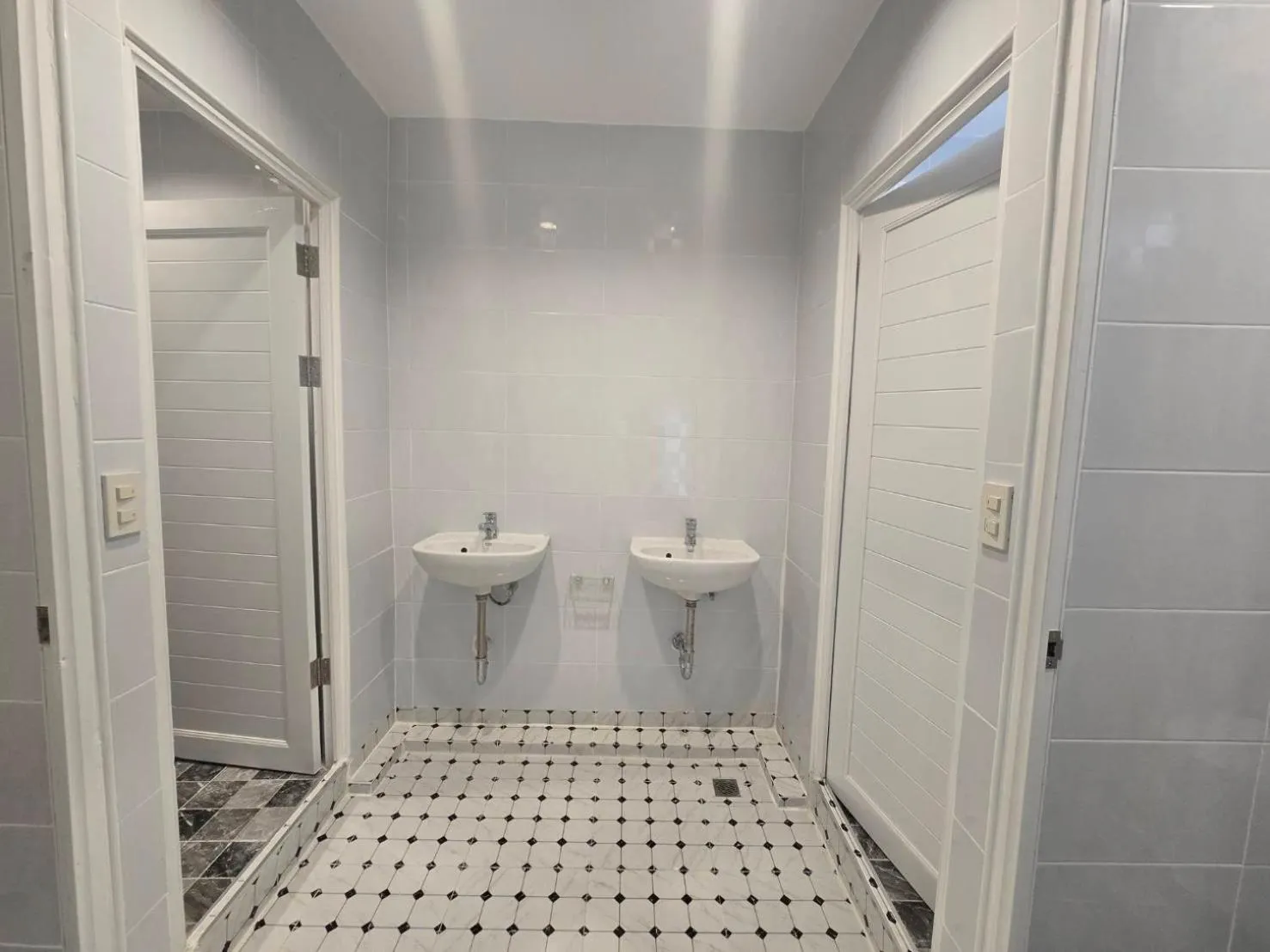 Shower in Bella Express