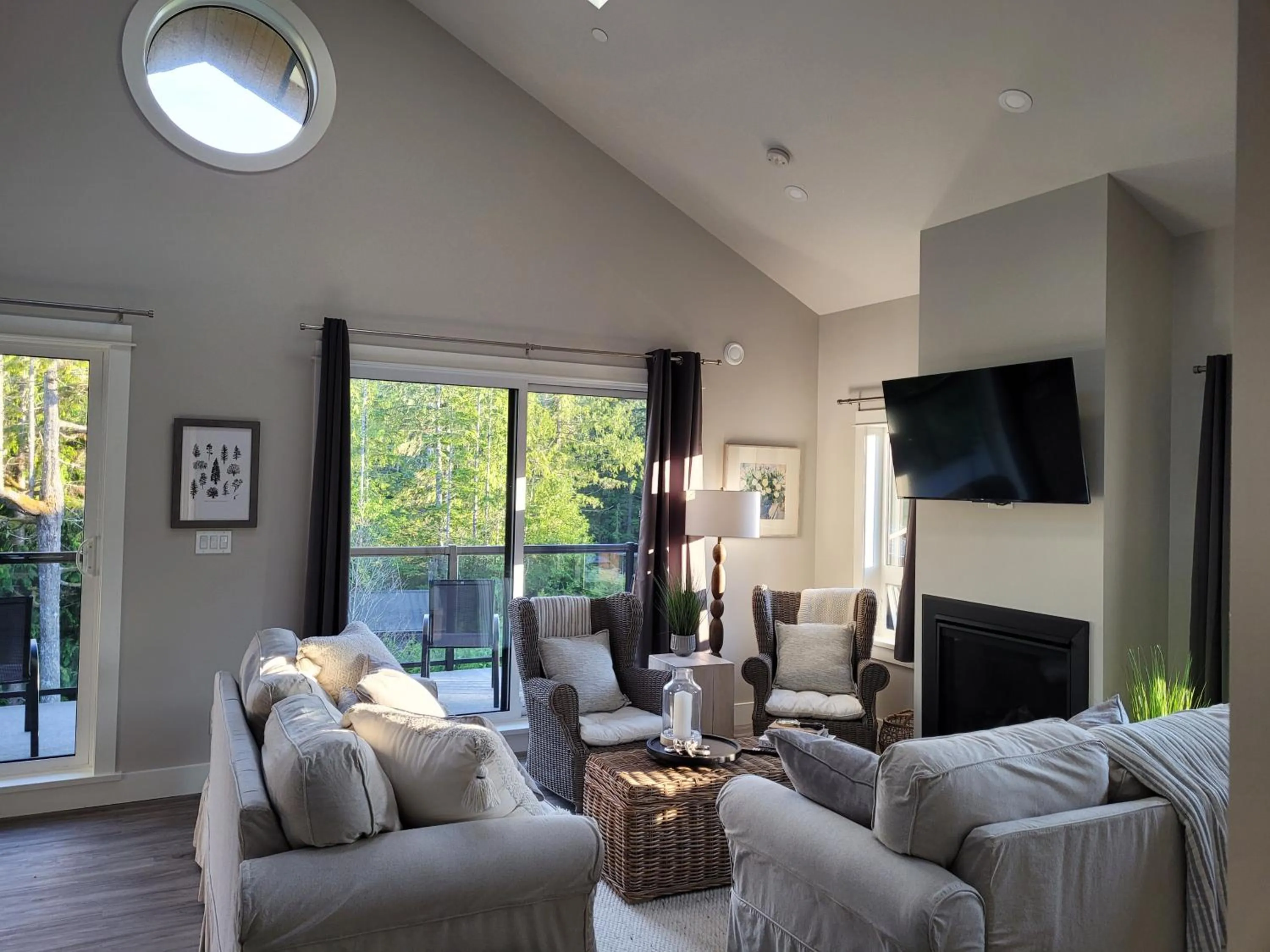 Communal lounge/ TV room in Wild Coast Wilderness Resort