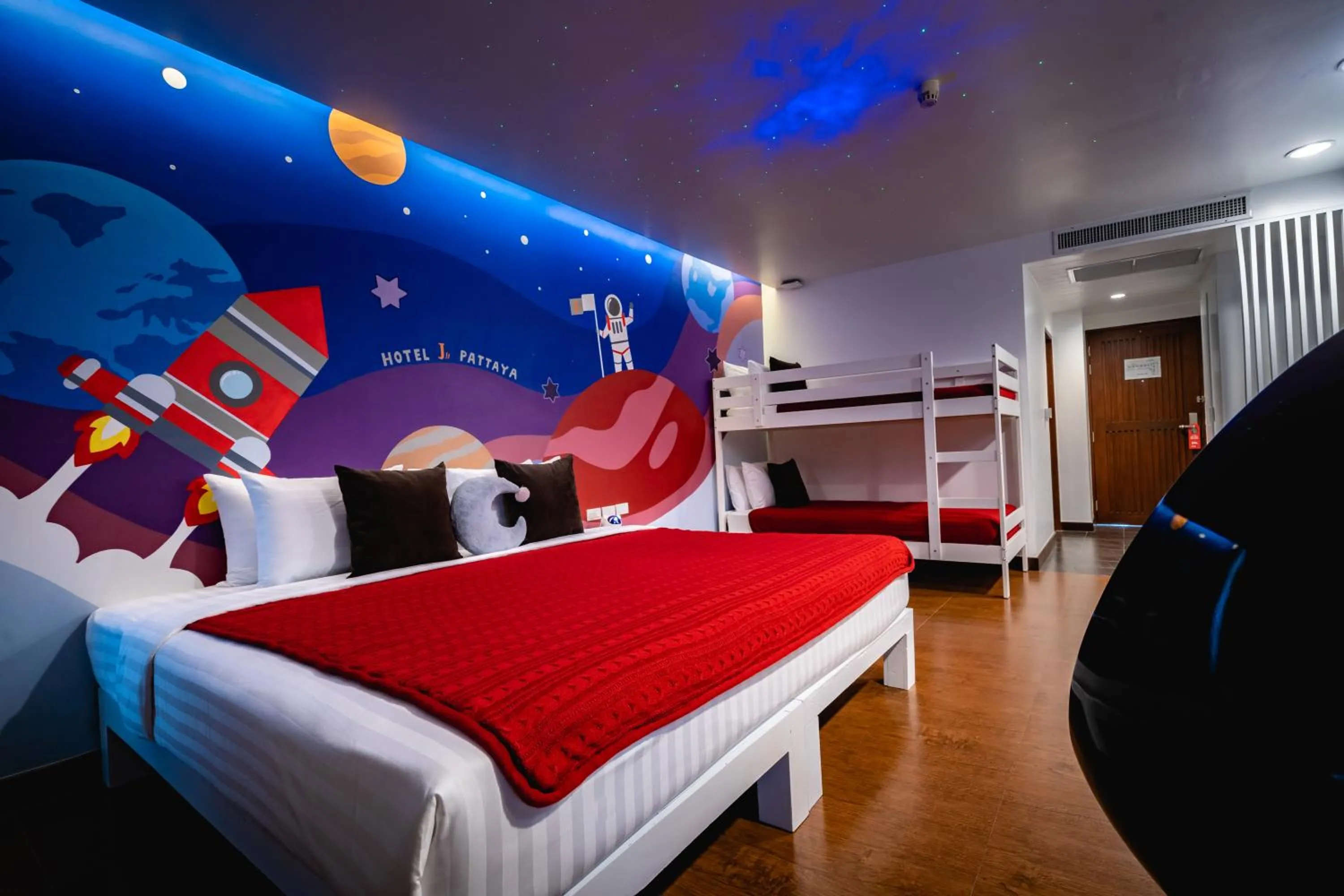 Photo of the whole room, Bed in Hotel J Pattaya