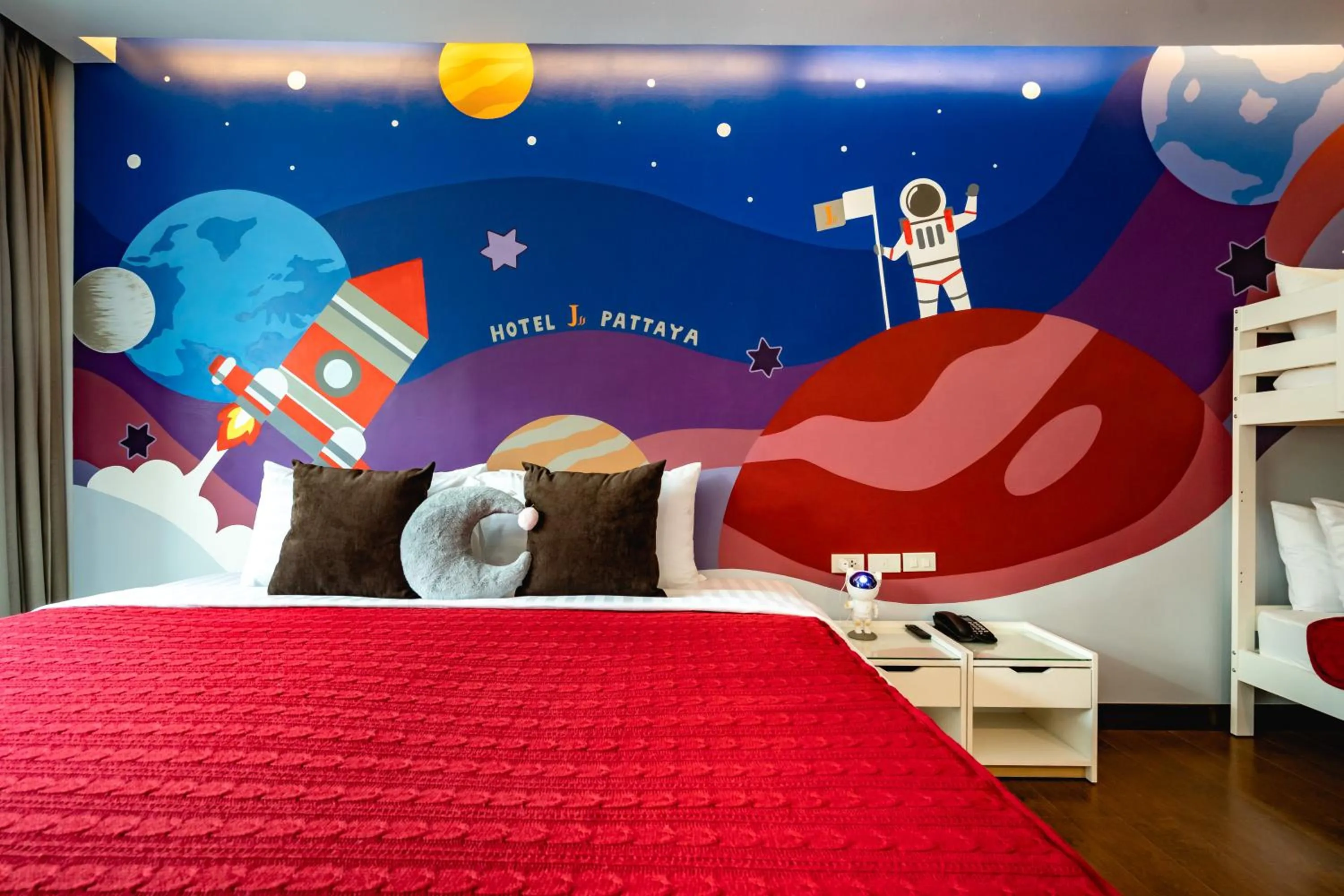 Photo of the whole room, Bed in Hotel J Pattaya