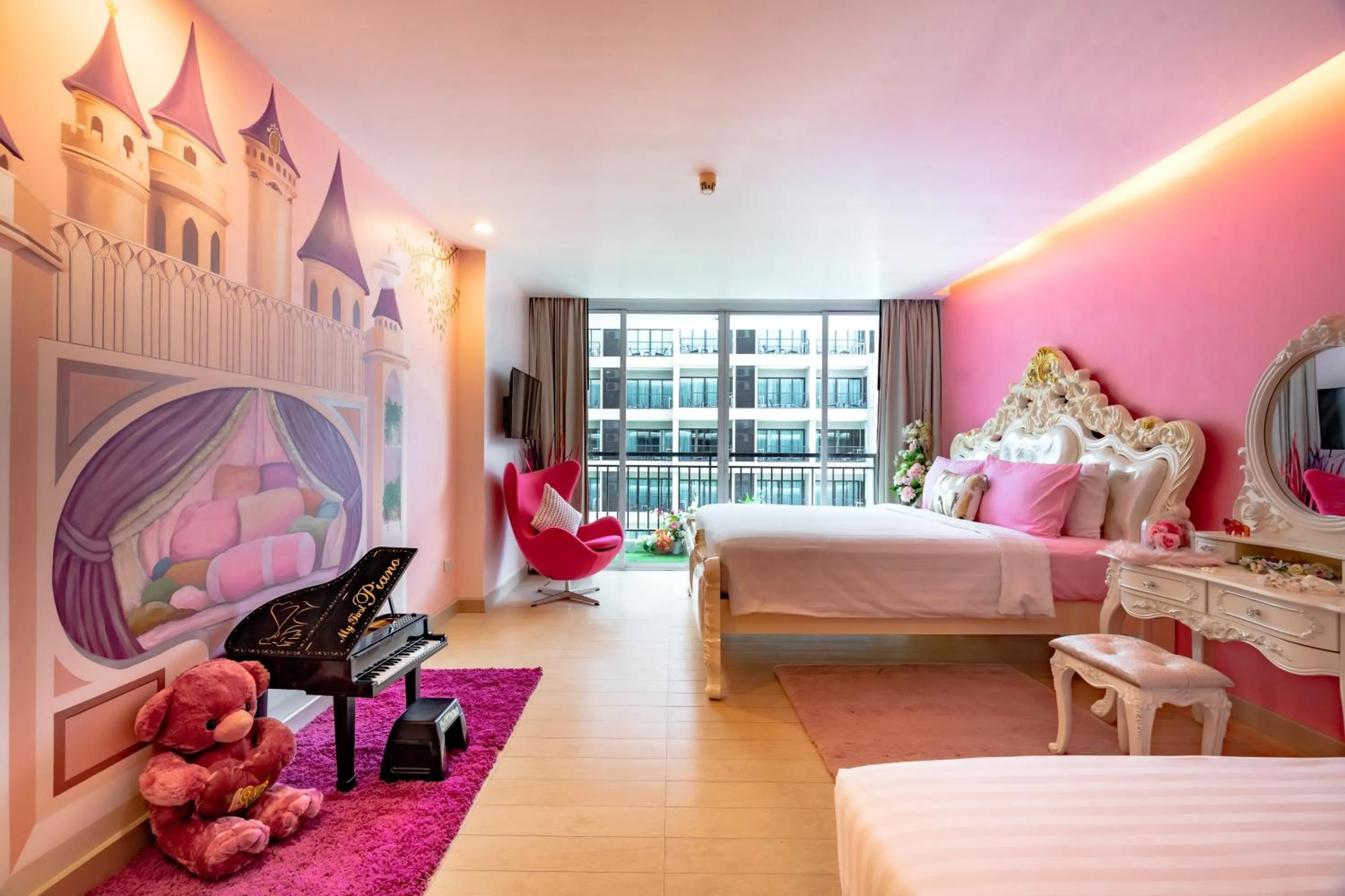 Photo of the whole room, Bed in Hotel J Pattaya