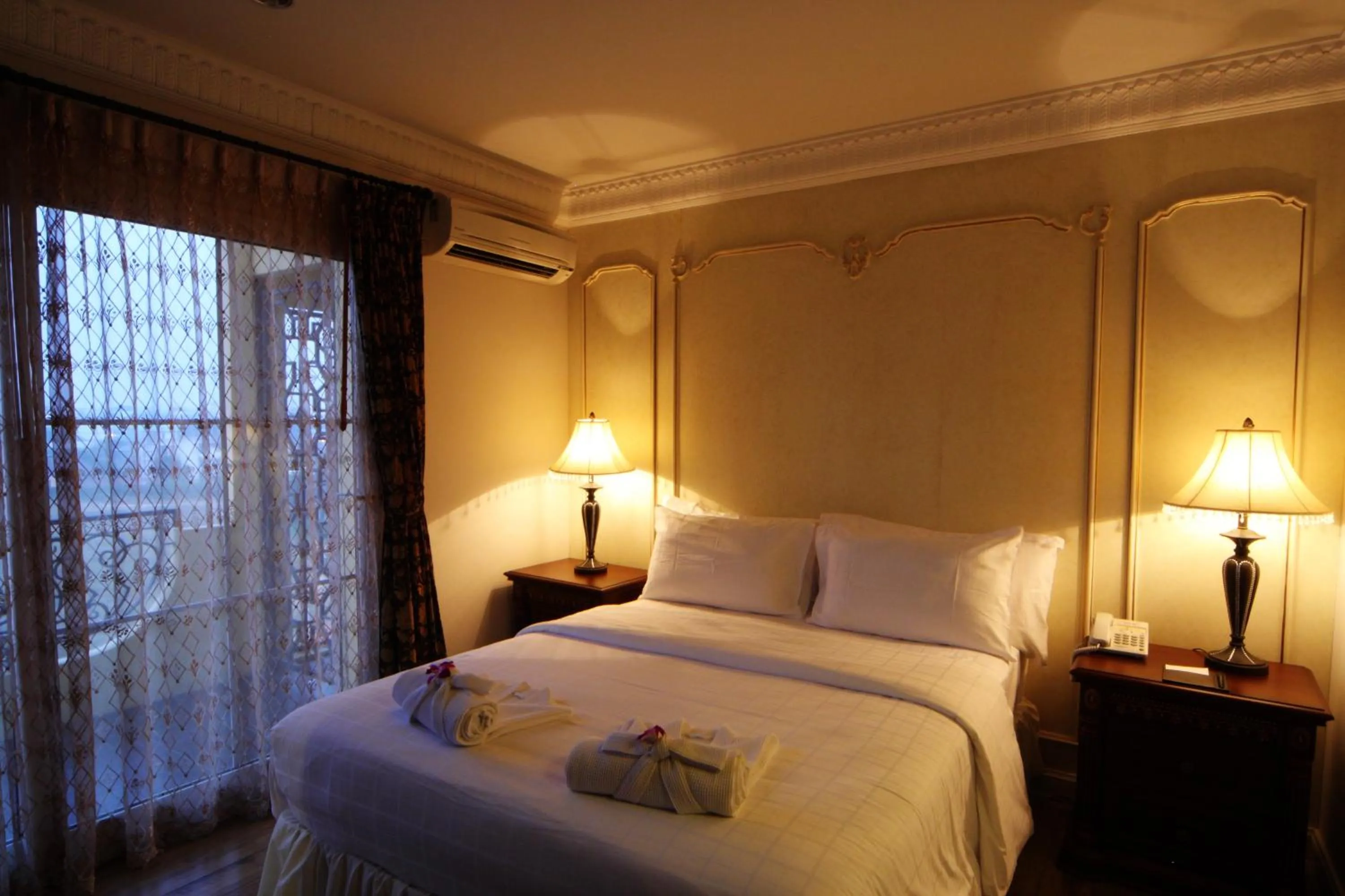 Bedroom, Bed in Four Seasons Place Pattaya