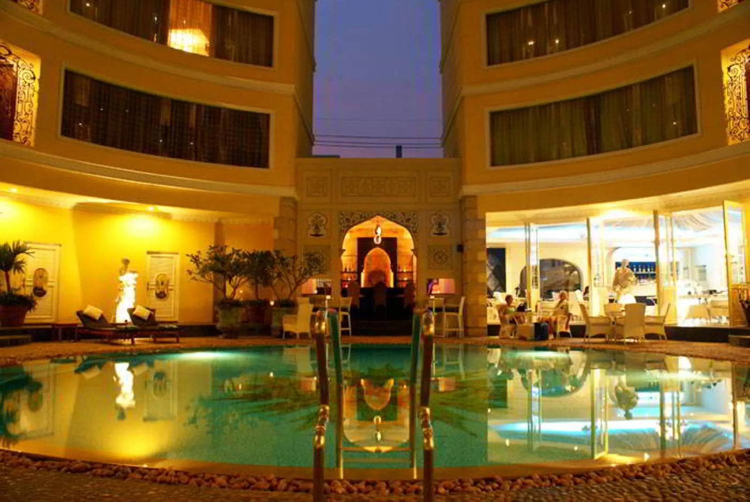 Swimming pool in Four Seasons Place Pattaya