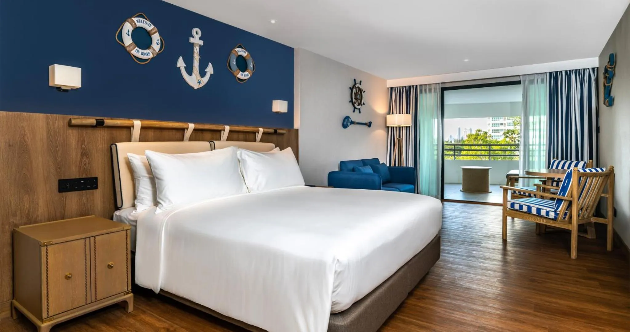 King Bed Premier Daybed Balcony in Ocean Marina Resort Pattaya Jomtien