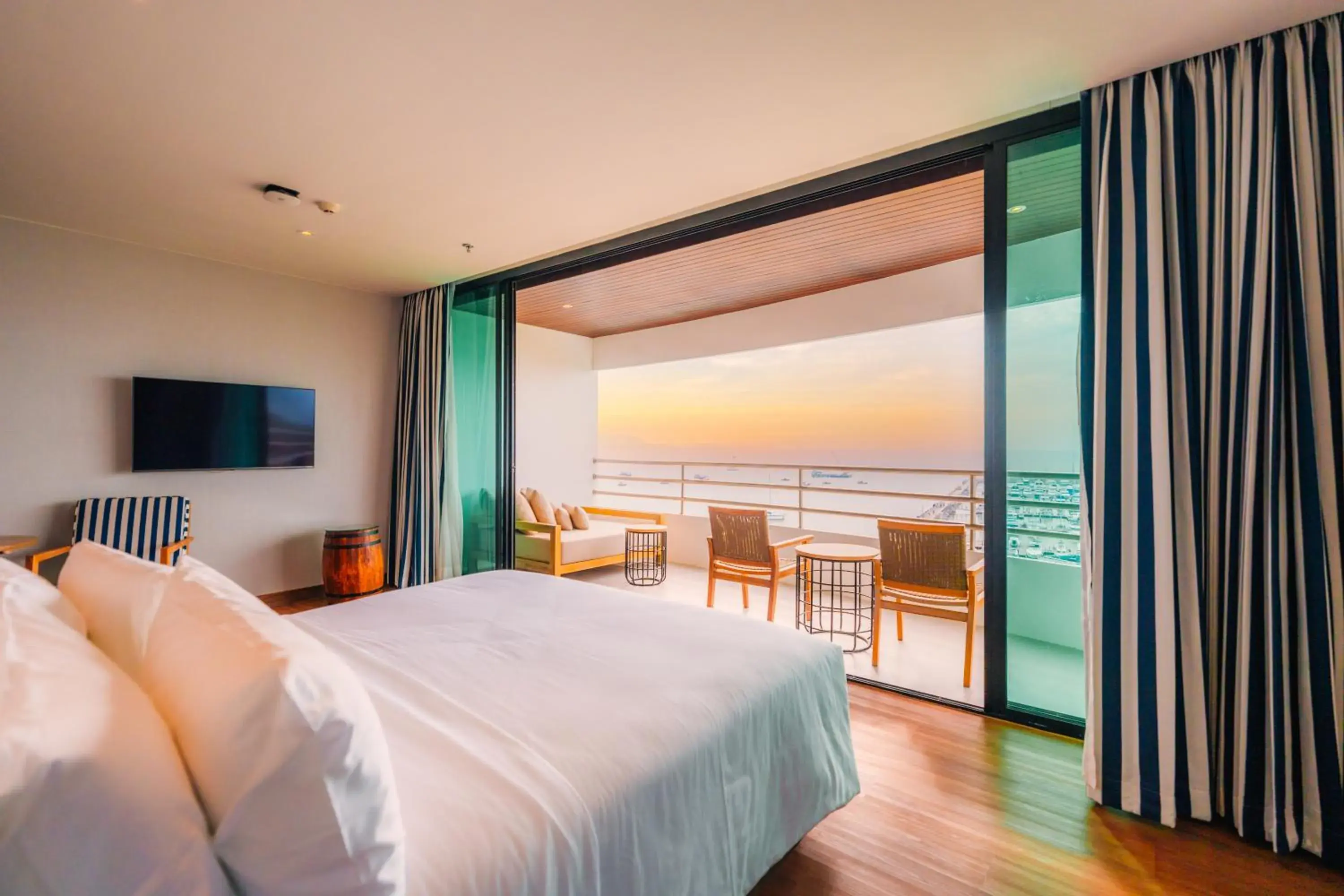 King Bed Marina Front Suite Balcony in Ocean Marina Resort Pattaya Jomtien King Bed Marina Front Suite Balcony in Ocean Marina Resort Pattaya Jomtien