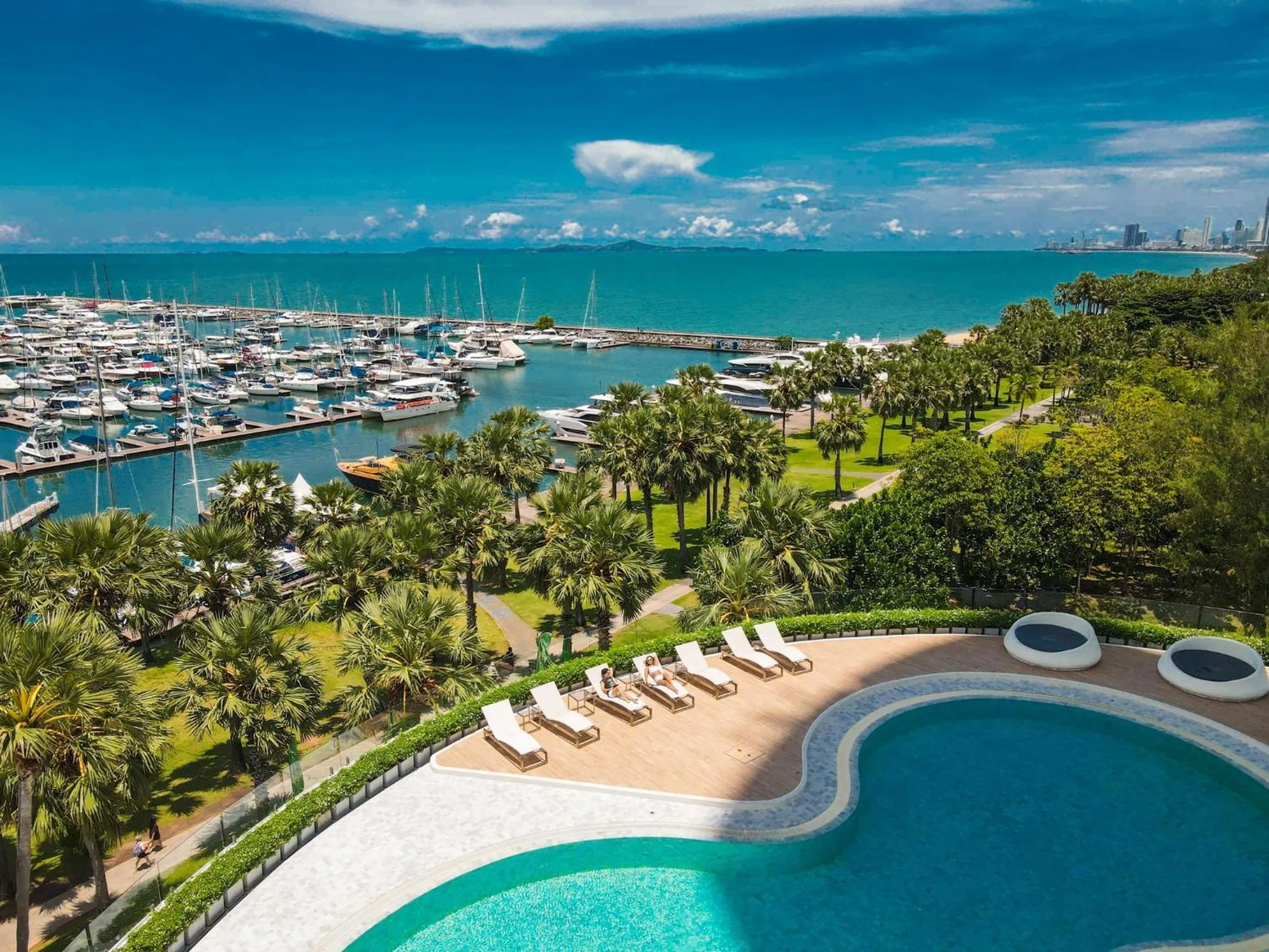 Swimming pool in Ocean Marina Resort Pattaya Jomtien