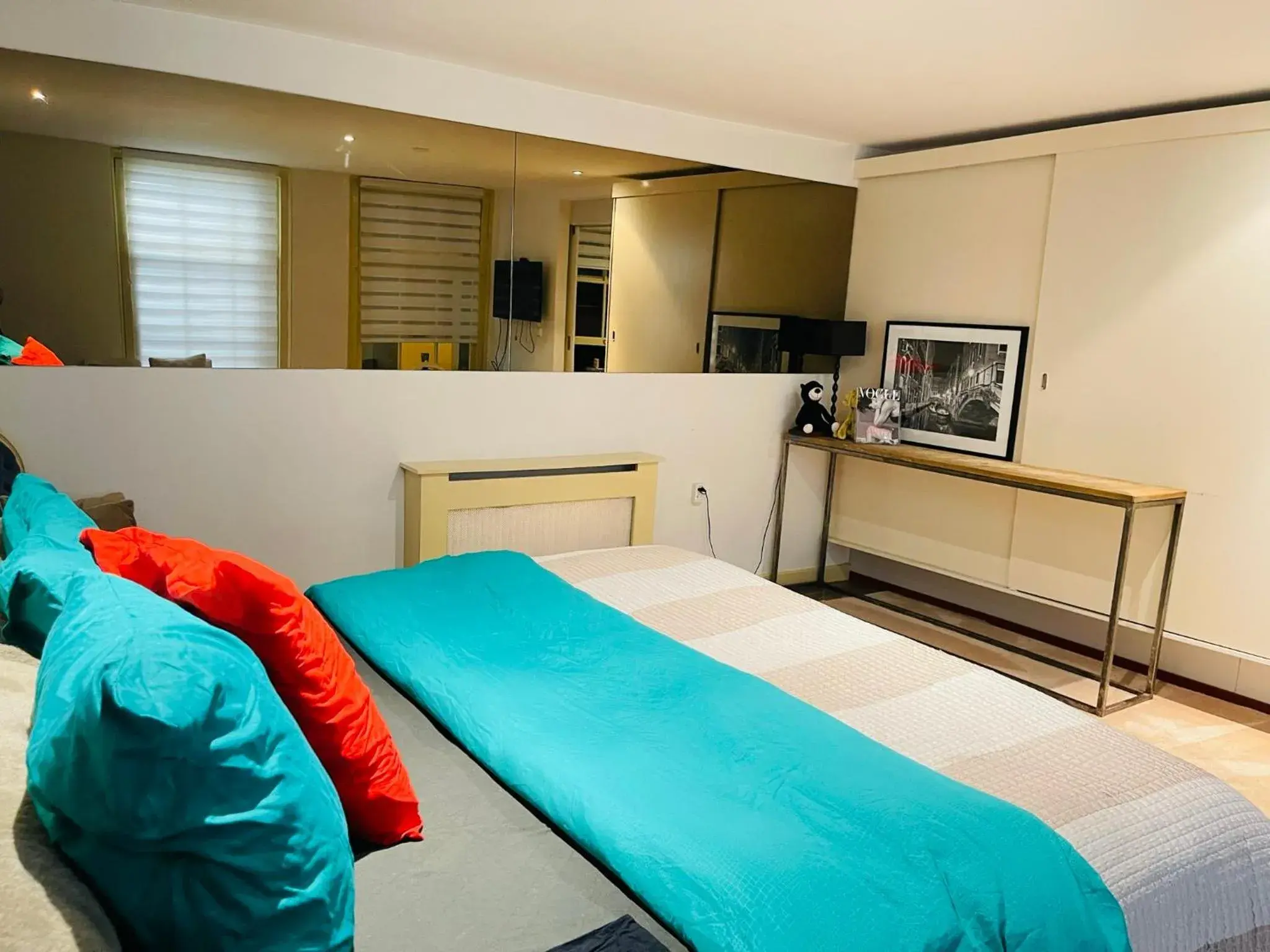 Three-Bedroom Apartment in Red light district B & B canal view Three-Bedroom Apartment in Red light district B & B canal view