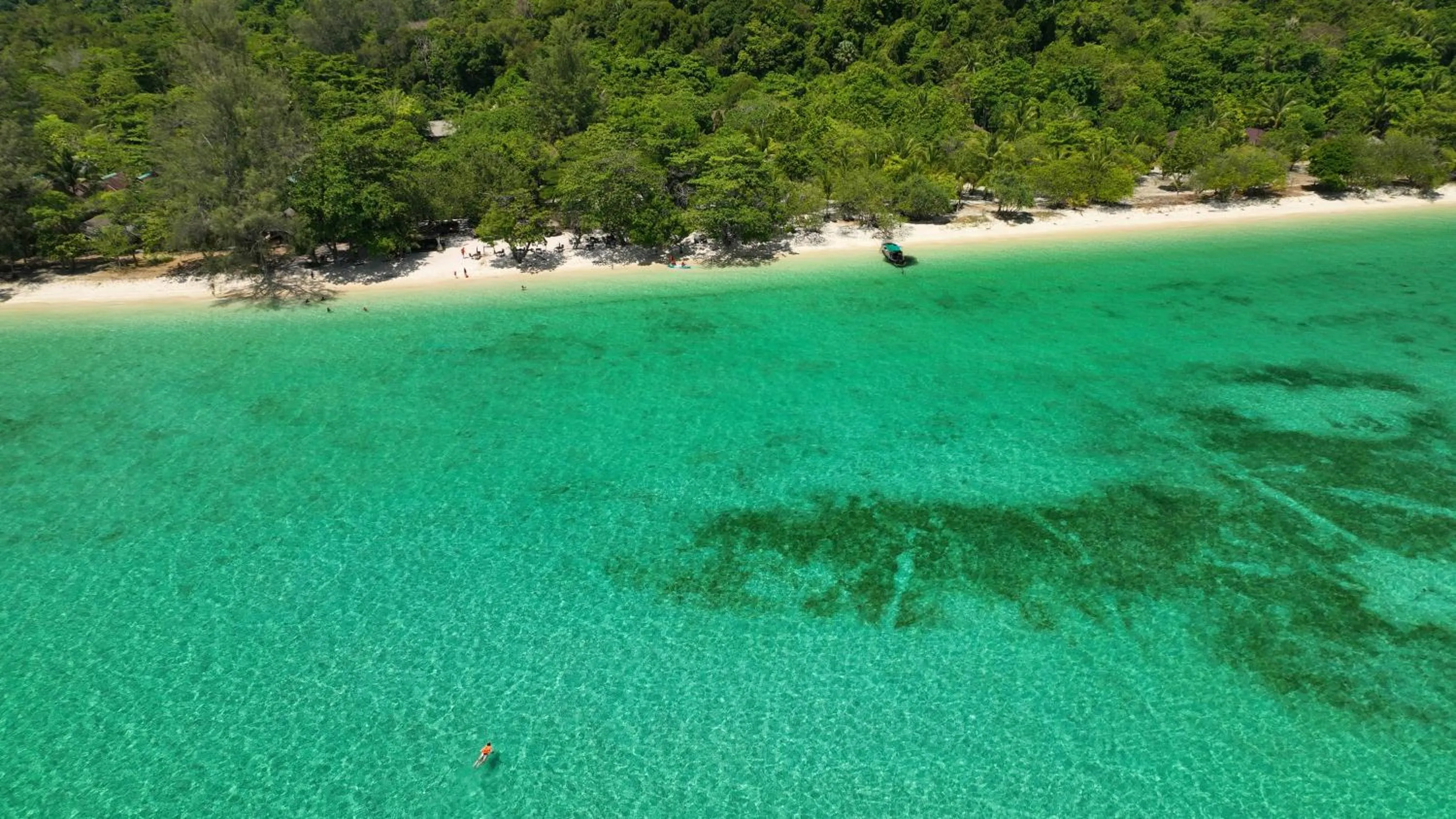 Beach in Sevenseas Resort Koh Kradan