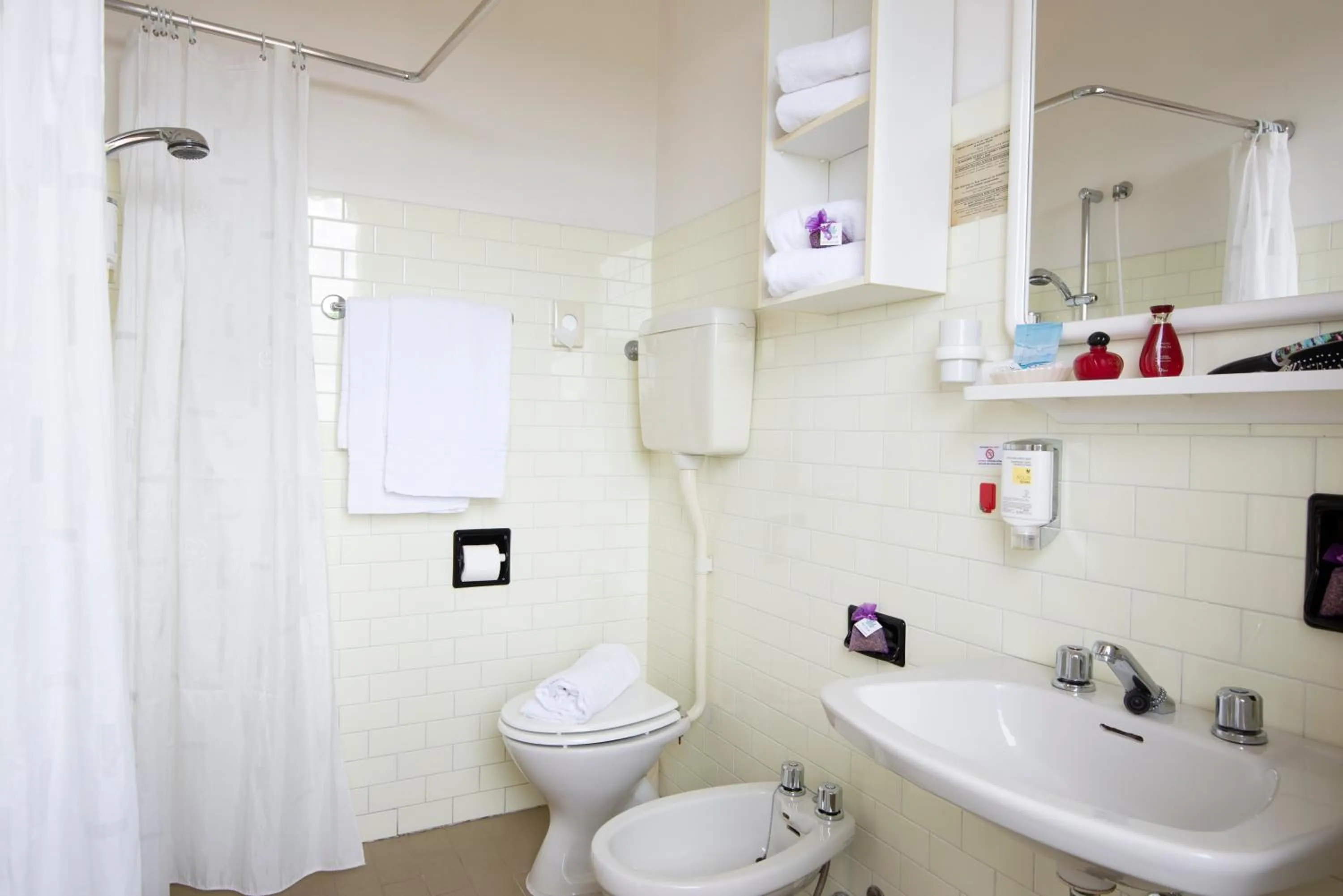 Shower in Hotel Beverly