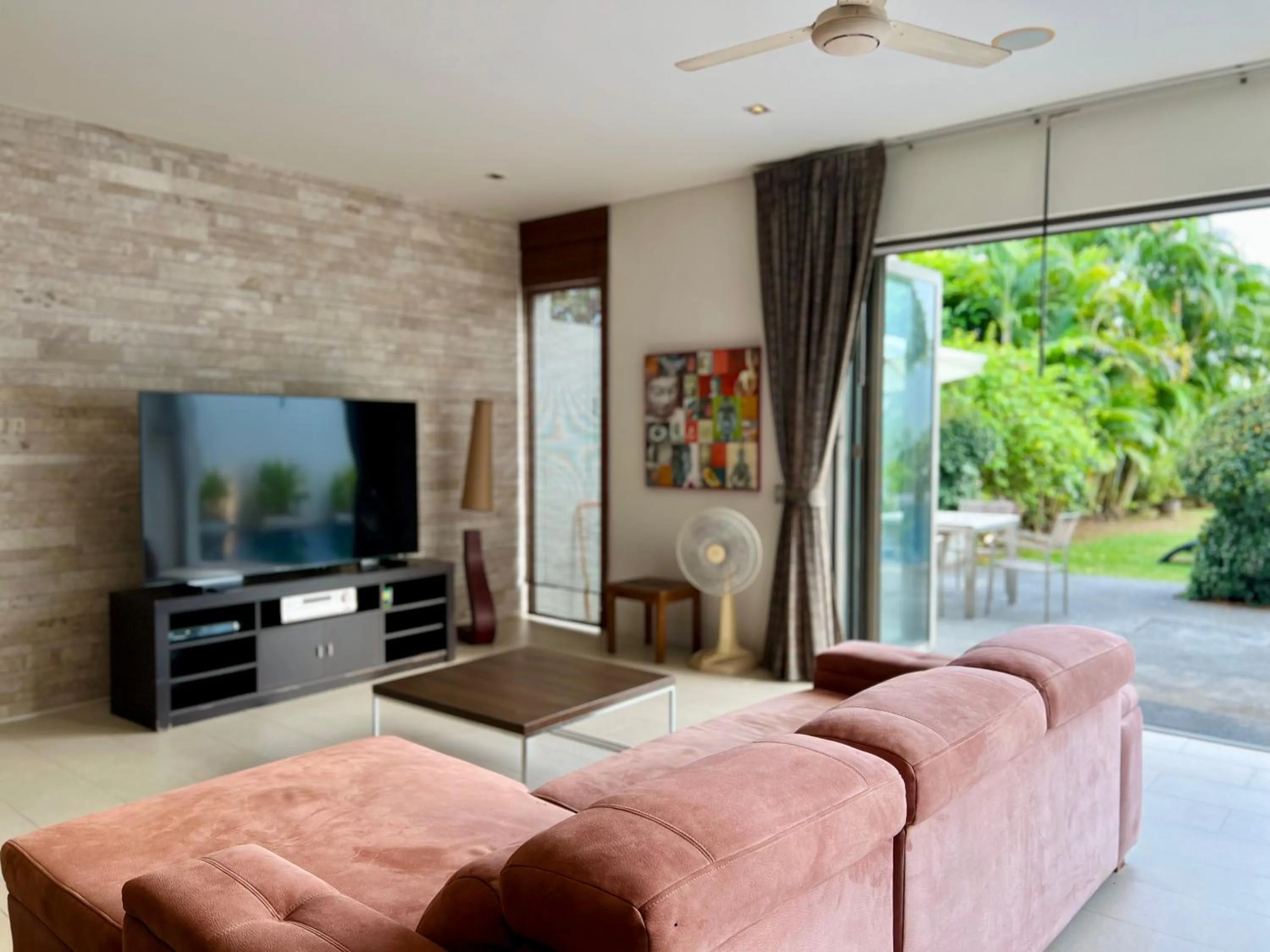 Communal lounge/ TV room in Baan Yamu Private Villa by RESAVA