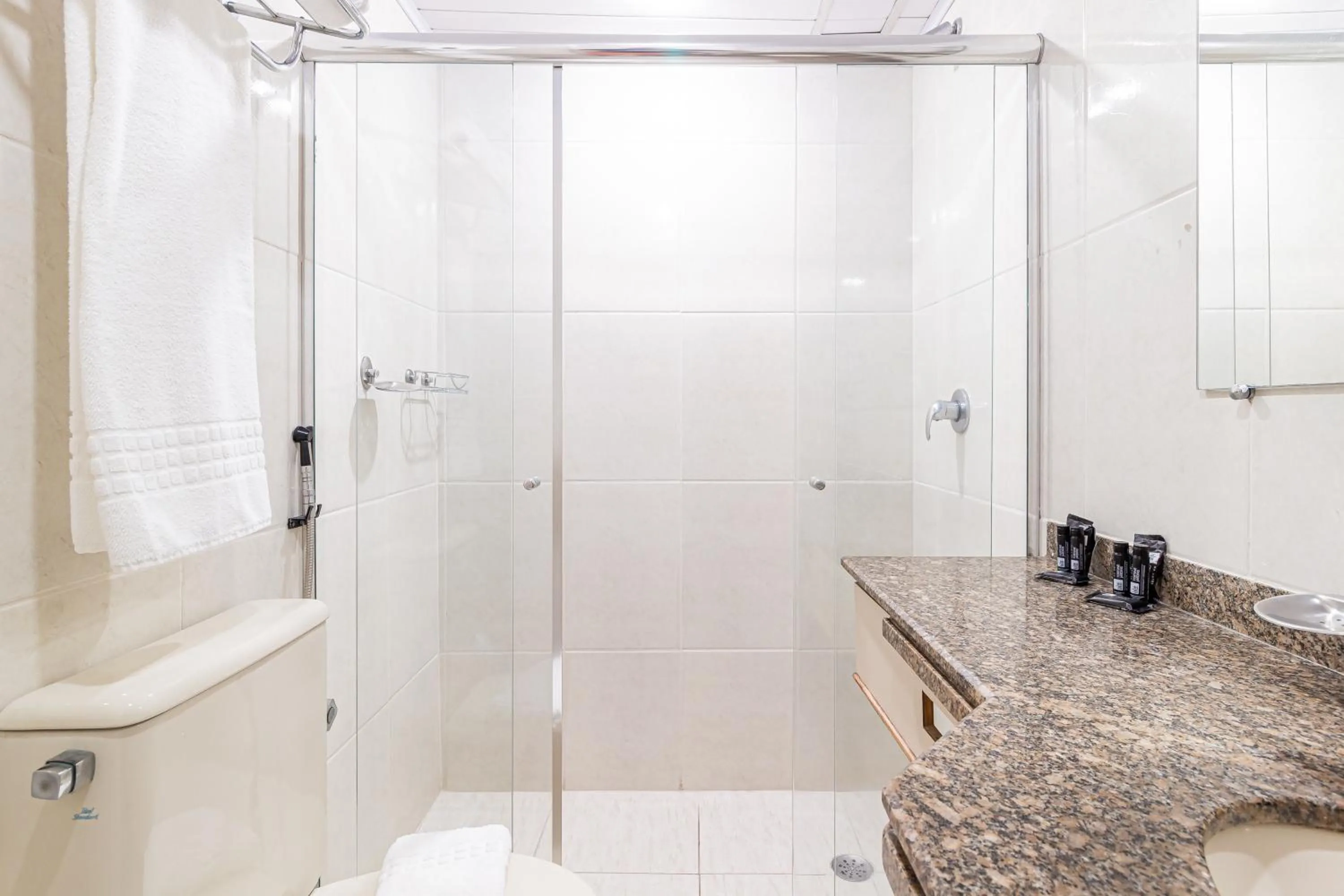 Shower in H4 Fortune Jardins