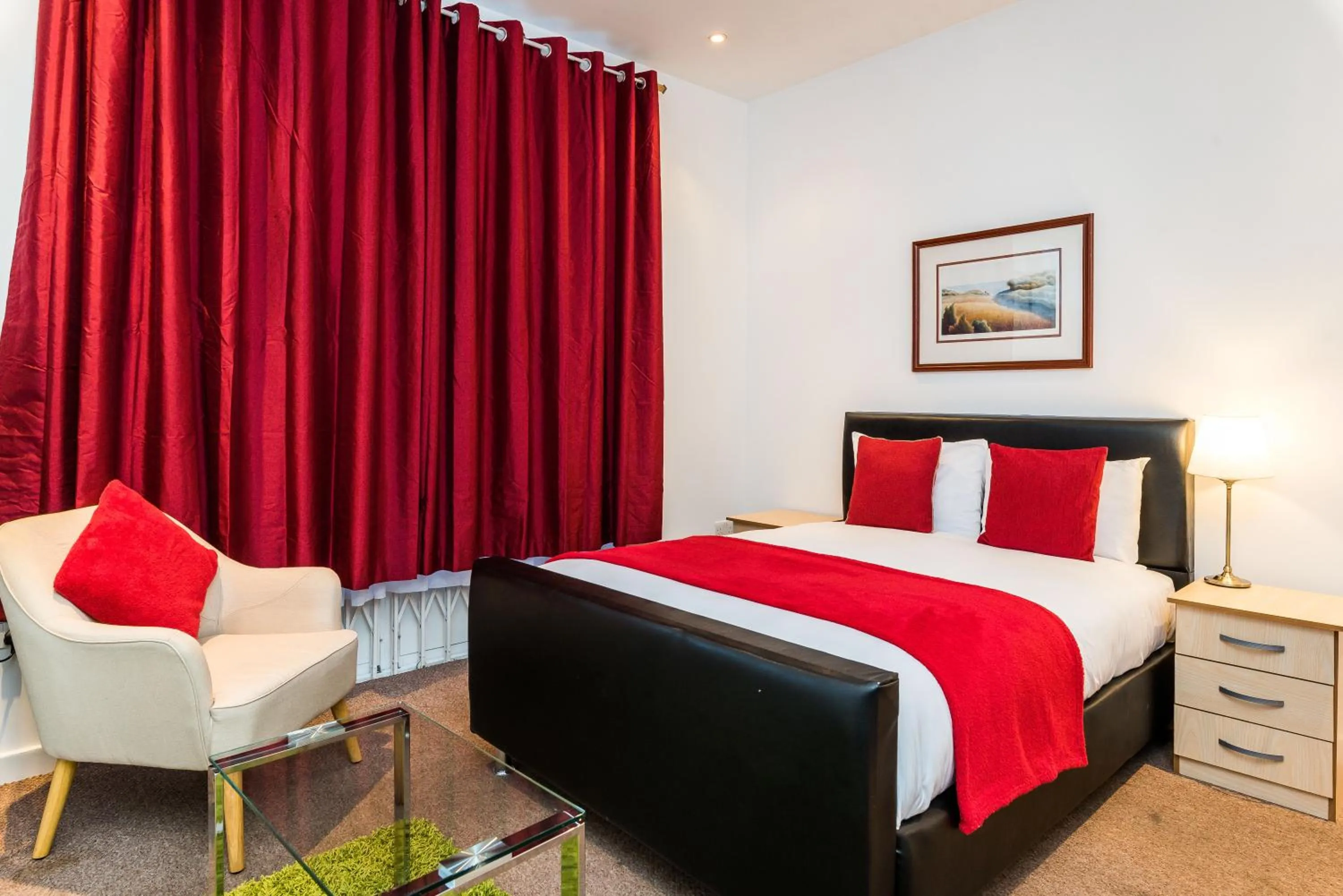 Photo of the whole room, Bed in Riverbank Stay