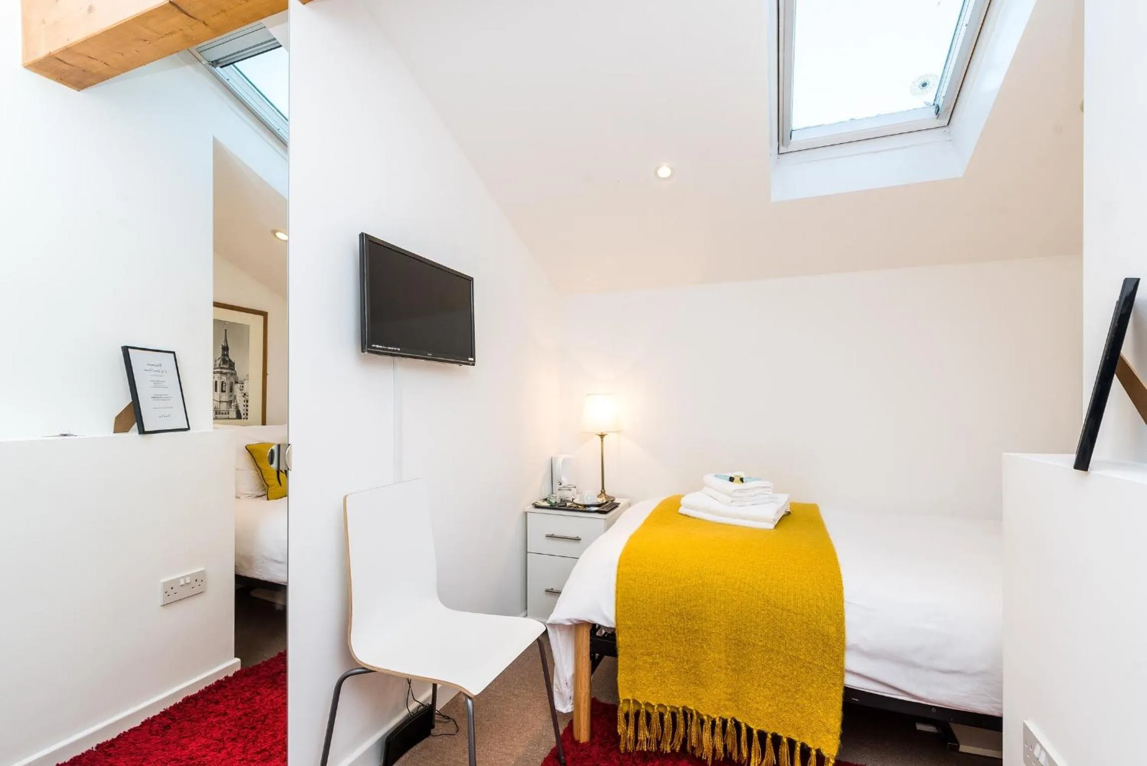 Communal lounge/ TV room, Bed in Riverbank Stay