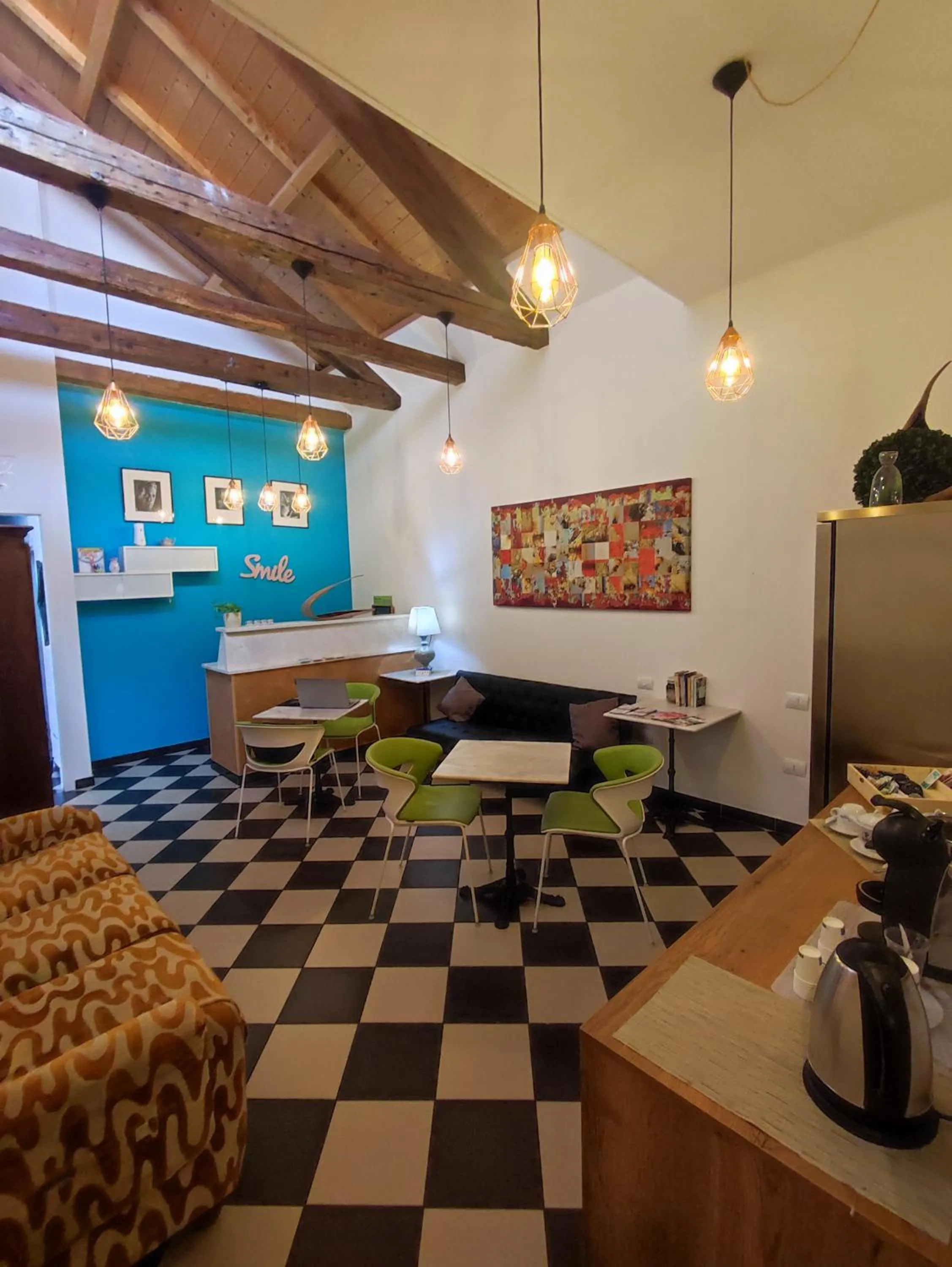 Communal lounge/ TV room in Manì Rooms