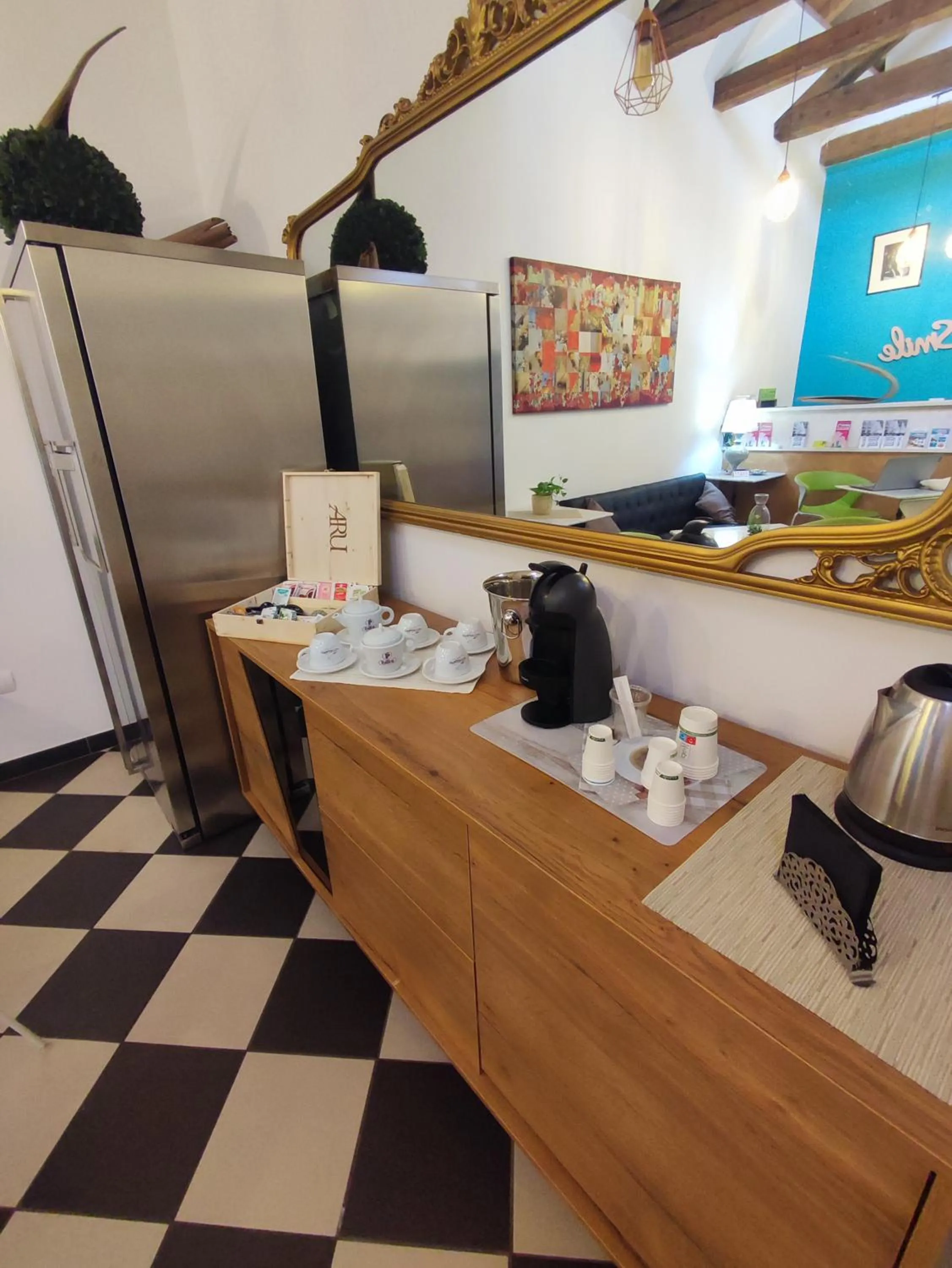 Communal lounge/ TV room in Manì Rooms