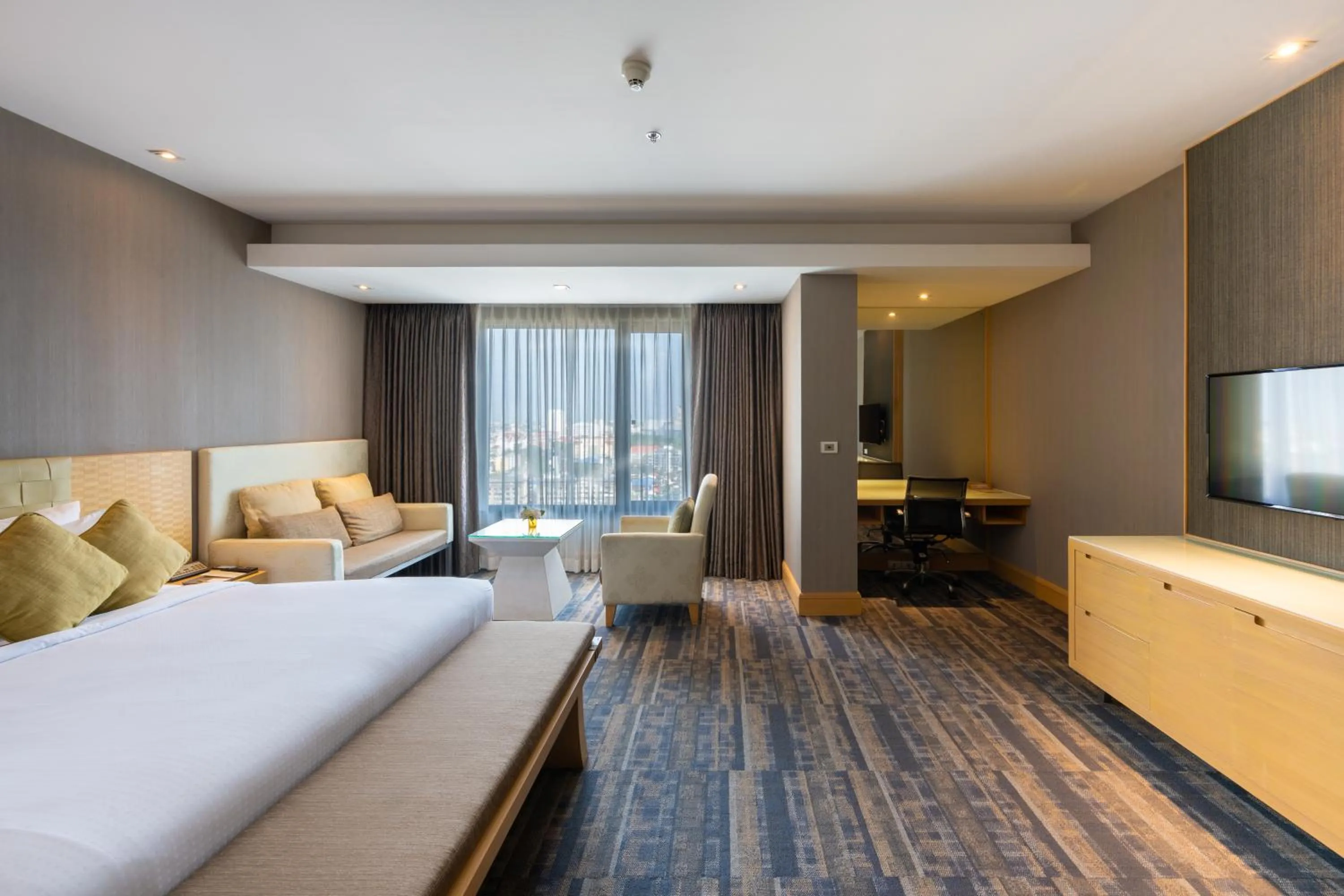 Bed in Grand Richmond Stylish Convention Hotel