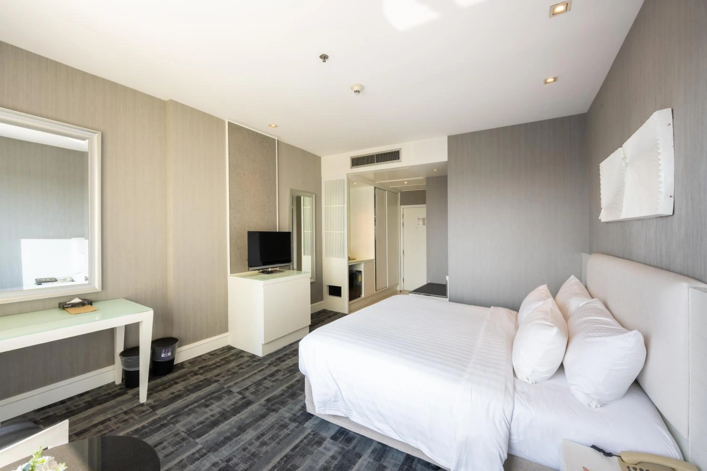 Bed in Grand Richmond Stylish Convention Hotel