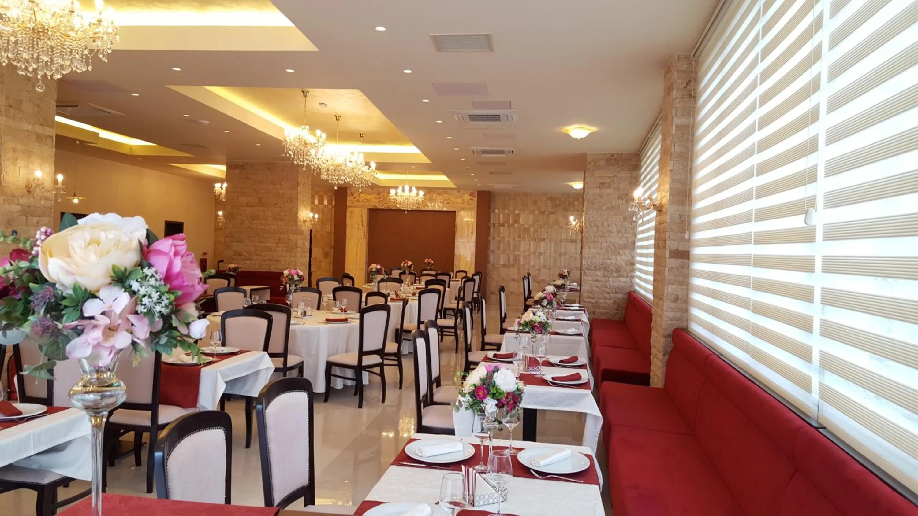 Restaurant/places to eat in Salis Hotel & Medical Spa