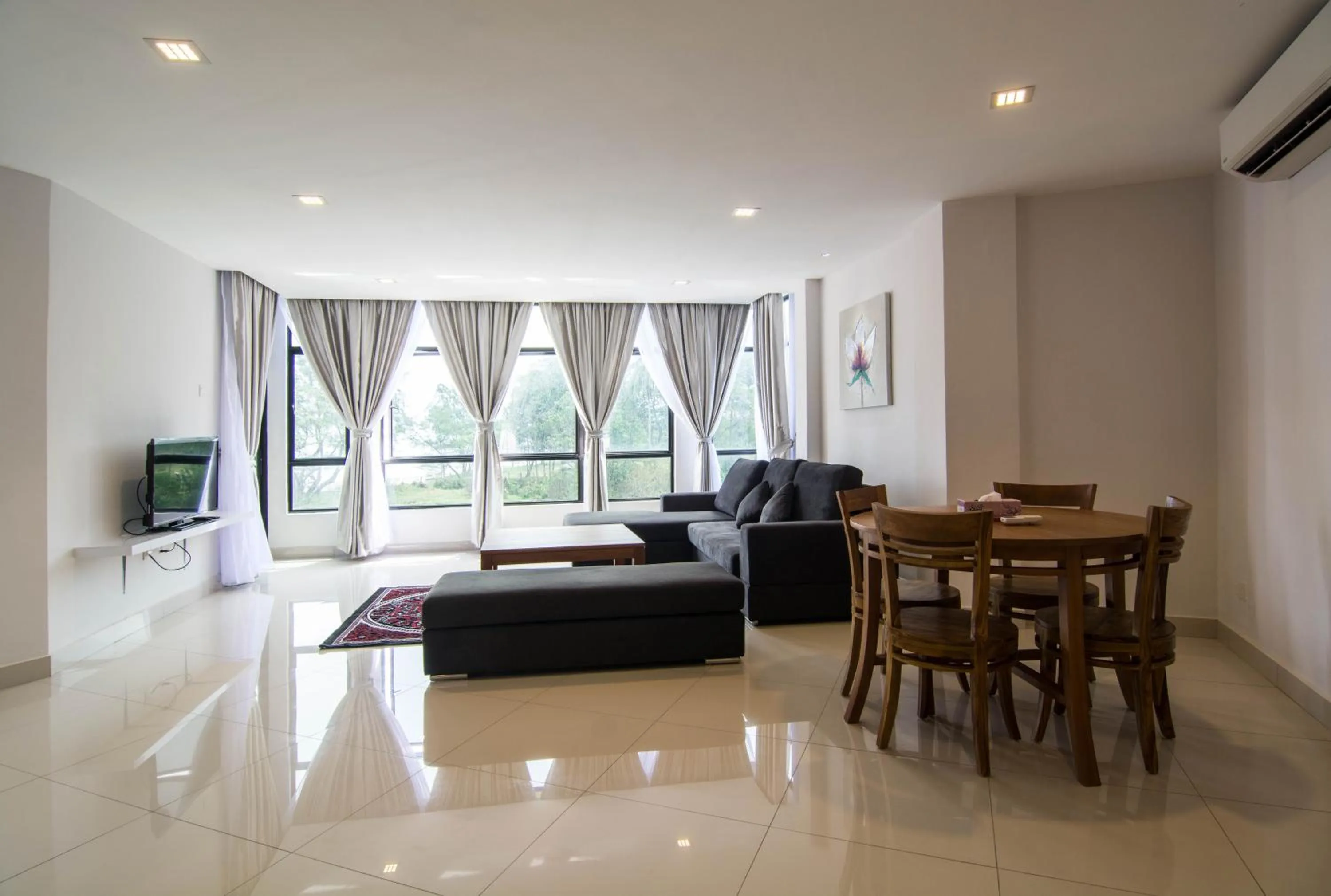 Communal lounge/ TV room in Holiday Homes At Samsuria Resort